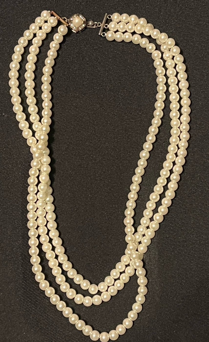 Franklin Mint Faux Pearls Designed after Jaqueline Kennedy Pearl Necklace