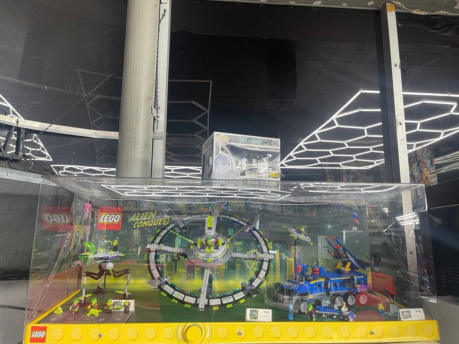 PLEASE READ Toys R Us Alien Conquest Lego Store Display with Mini Figures