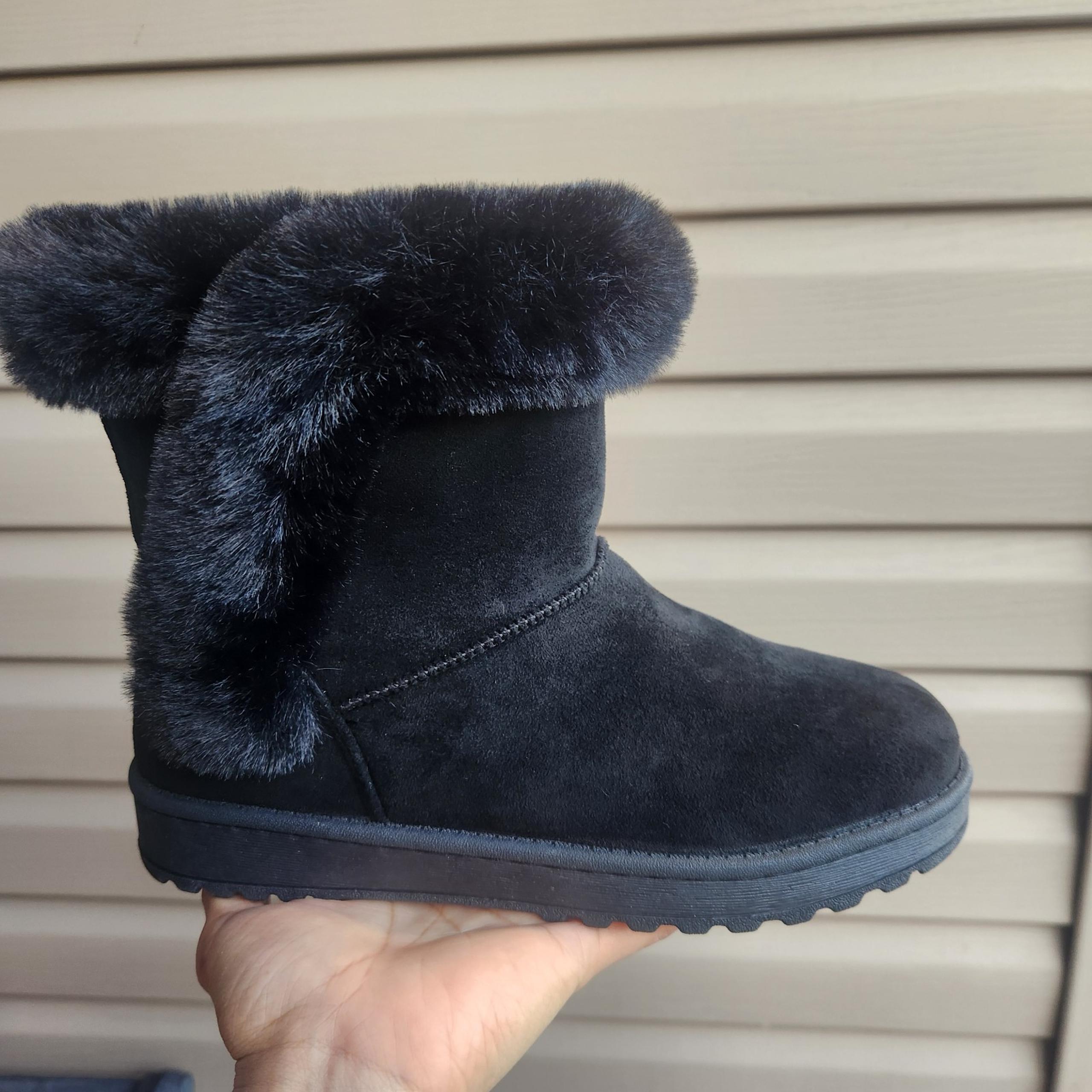 New girls boots size 5 youth  black furry