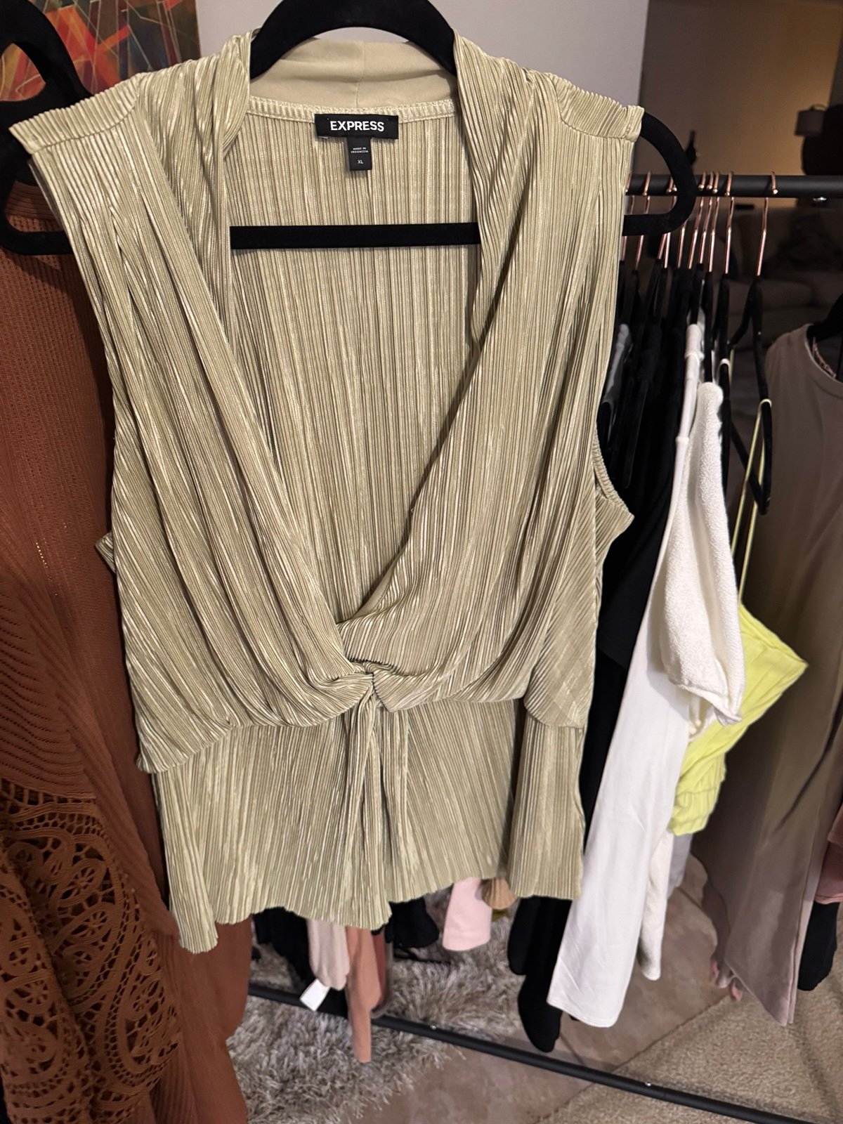 6 women’s Express Tops