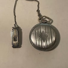 Vintage Elgin Pocket Watch , 17 jewels. Comes with Vintage silver chain/Fob