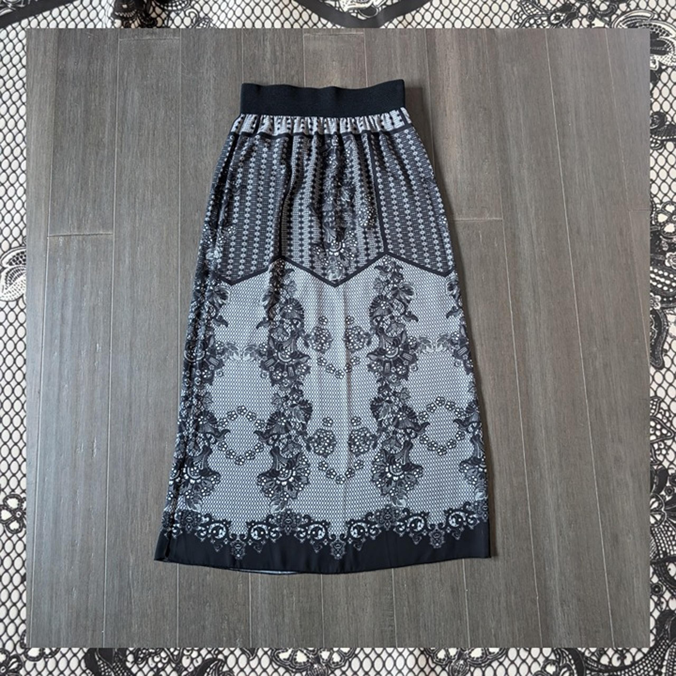 EUC! Lapis, Maxi Skirt, Black & White Floral Lace Print w/waistband, Sz M