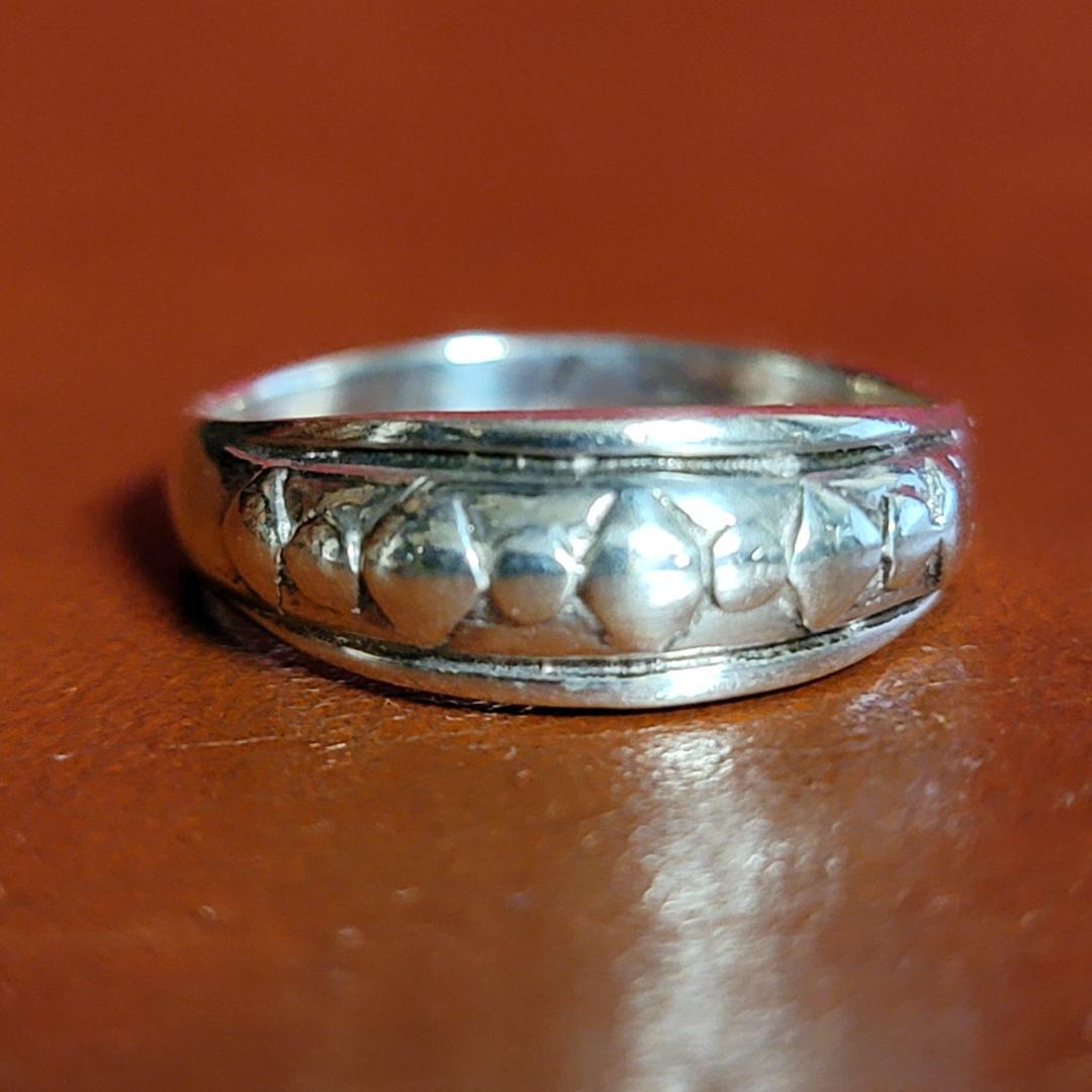 Silver ring, overseas, scales, spine.