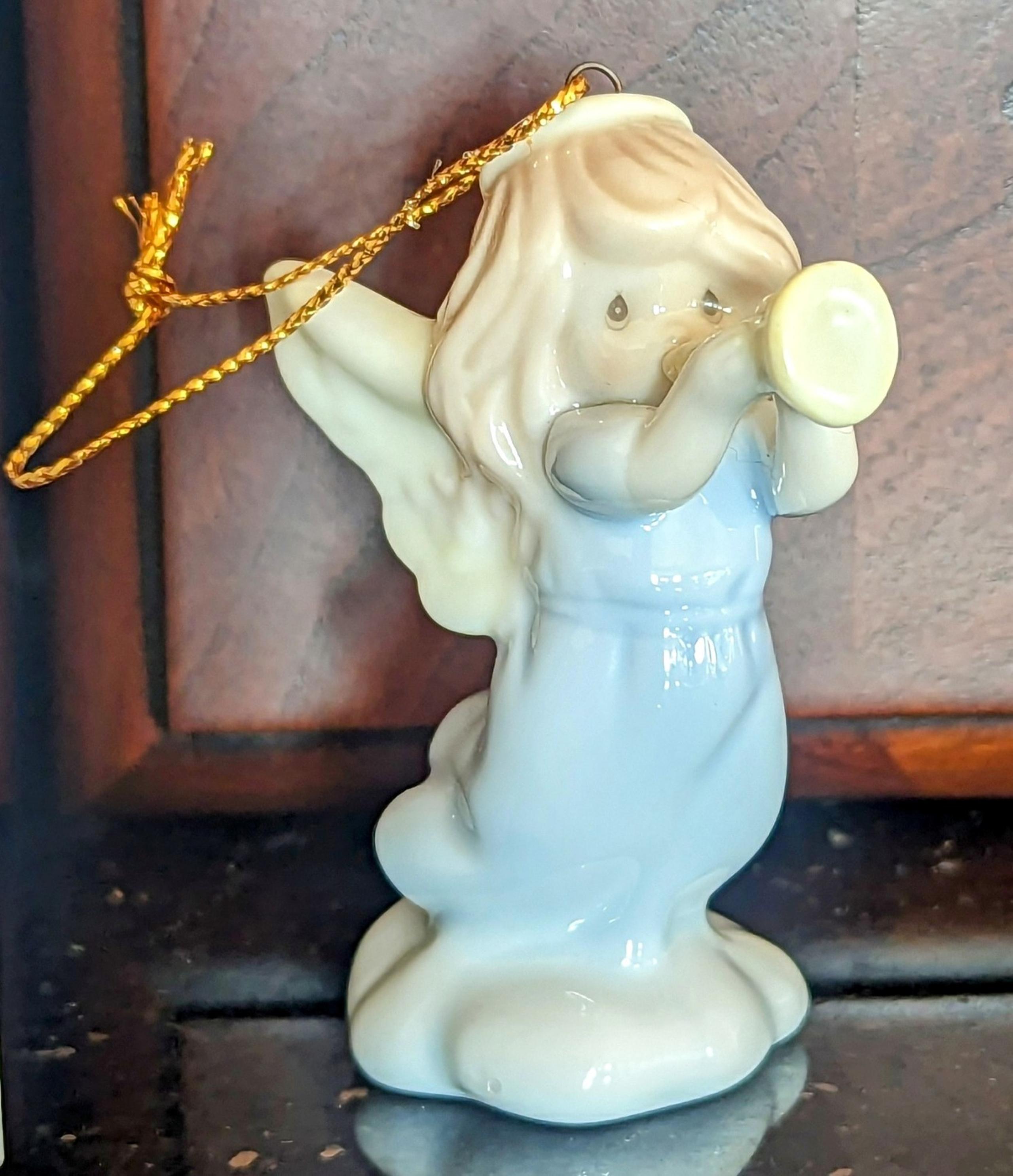 Avon Precious Moments Angel Ornament "Joy to the World" Enesco 1996