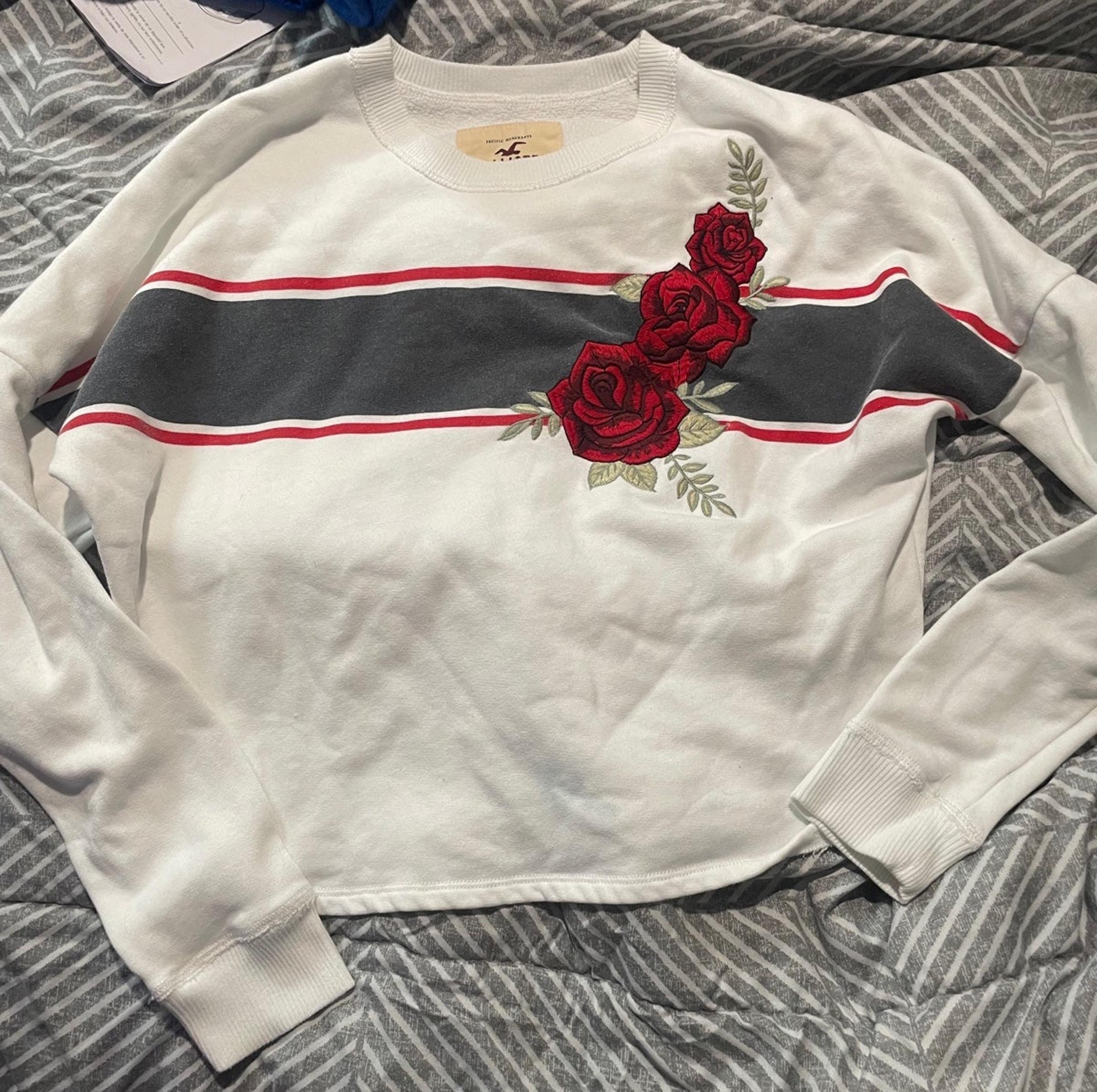 hollister sweater WOMAN’S SIZE SMALL LIKE NEW
