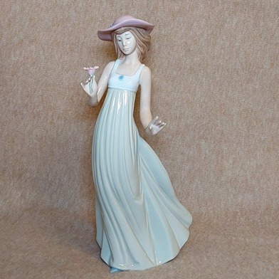NAO By Lladro Gentle Breeze Home Office Collectible Decor Statue