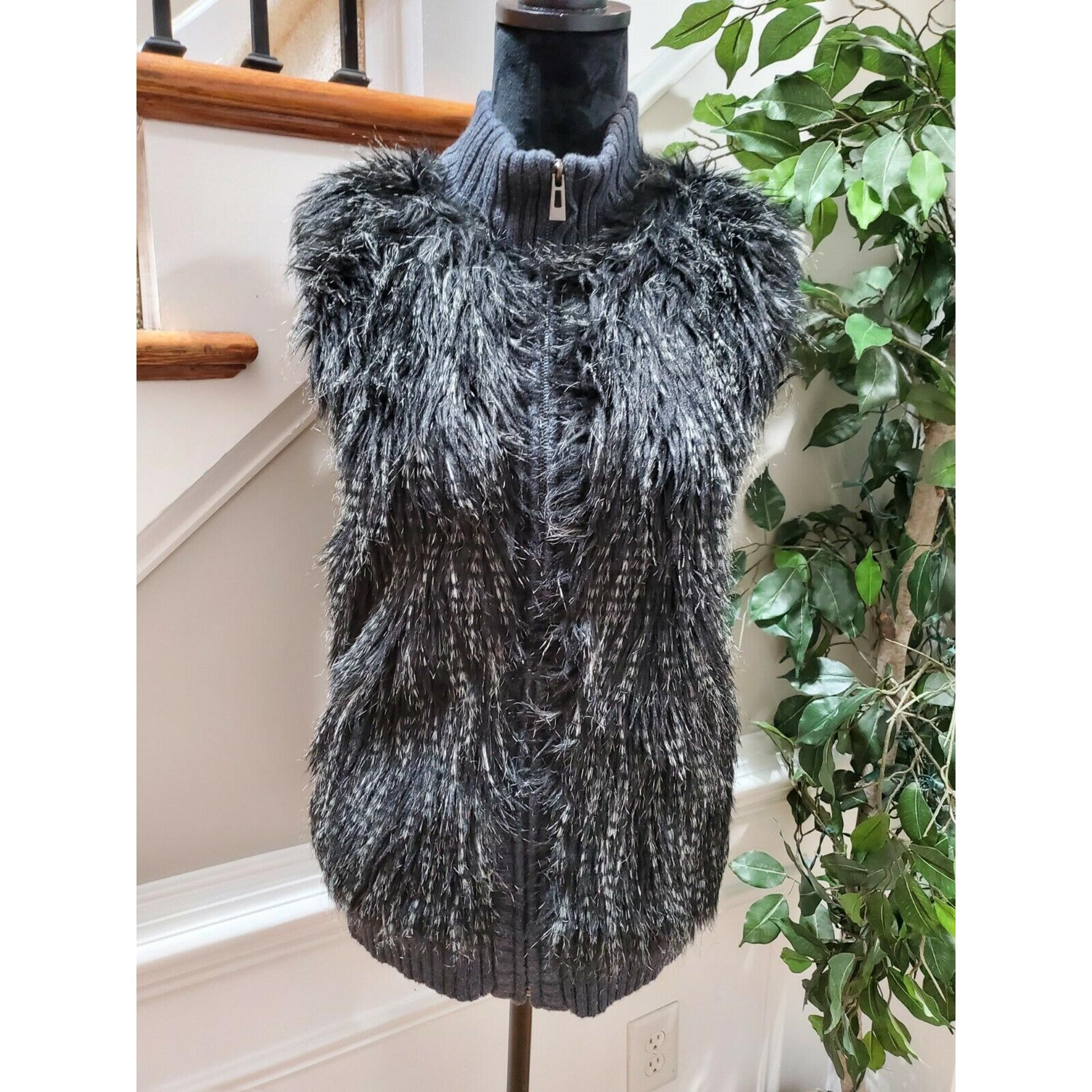 Romeo & Juliet Women Black Faux Fur Sleeveless Full Zip Casual Vest Size S