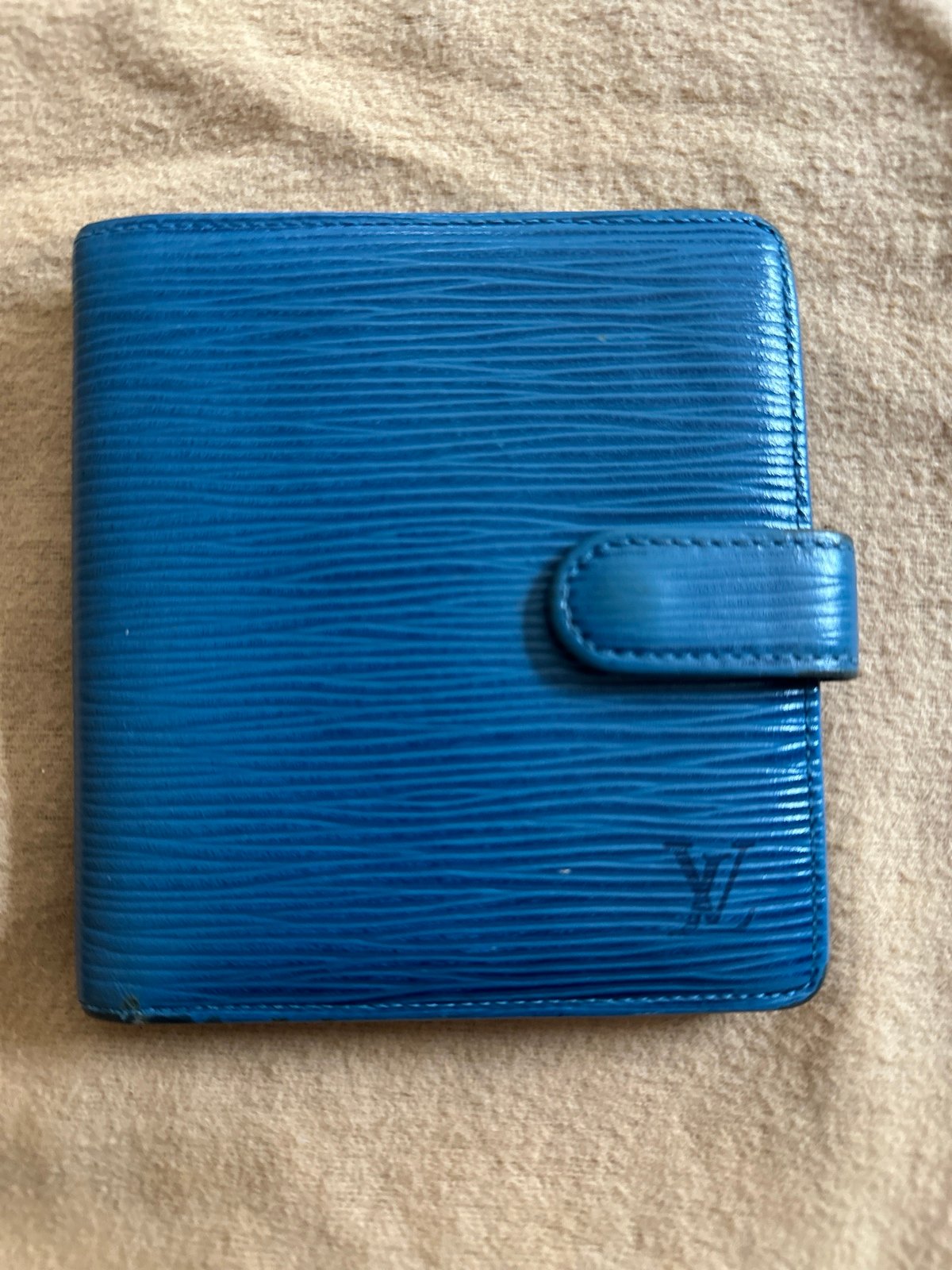 louis vuttion epi blue wallet