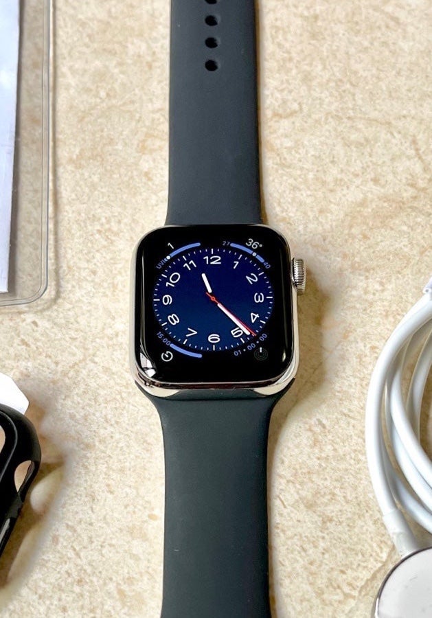 Like New Stainless Steel Apple Watch series 6 Silver 40mm with accessories! Like New Stainless Steel Apple Watch series 6 Silver 40mm with accessories!
