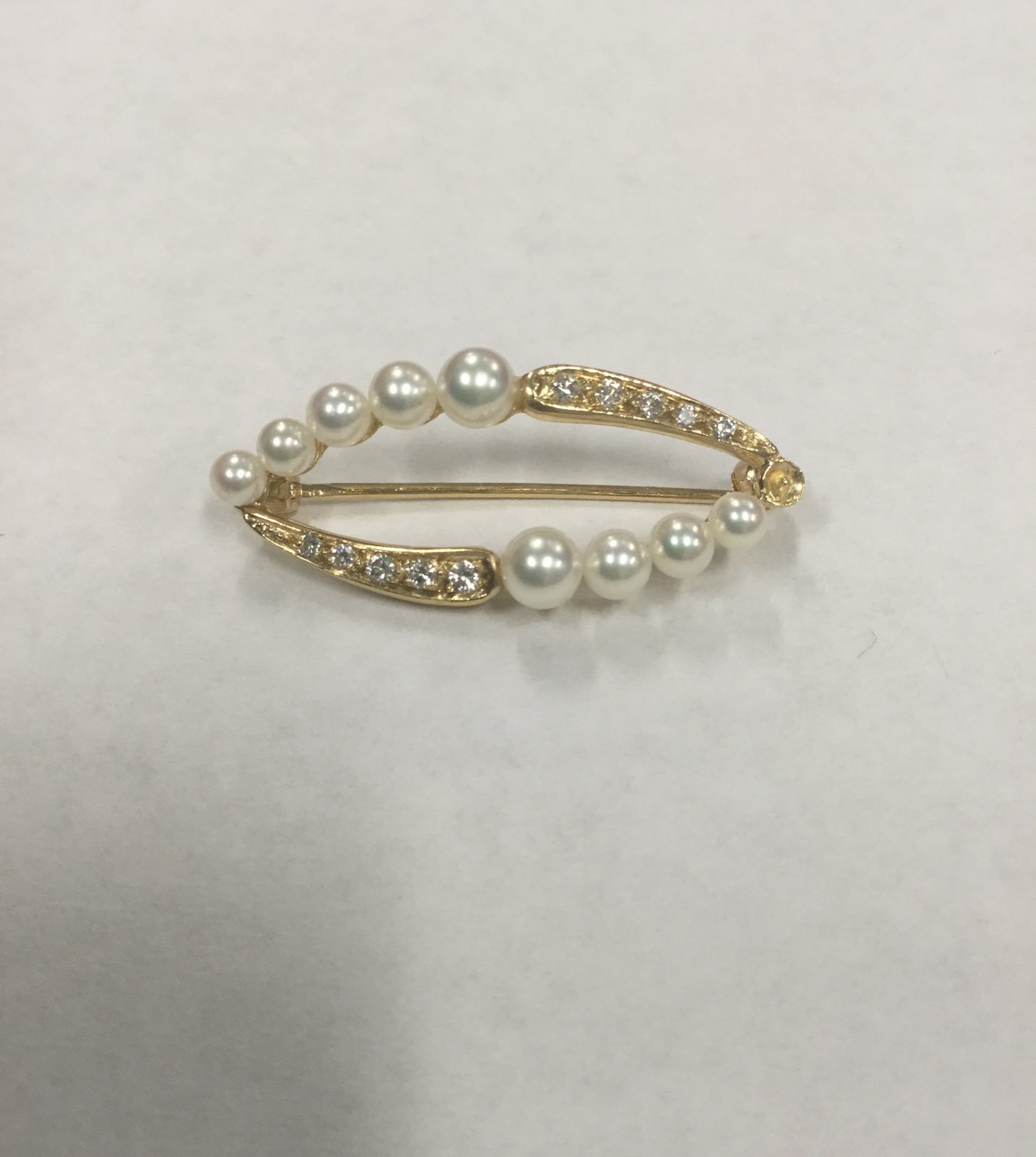 14 K Brooch w/ genuine Diamonds & Pearls