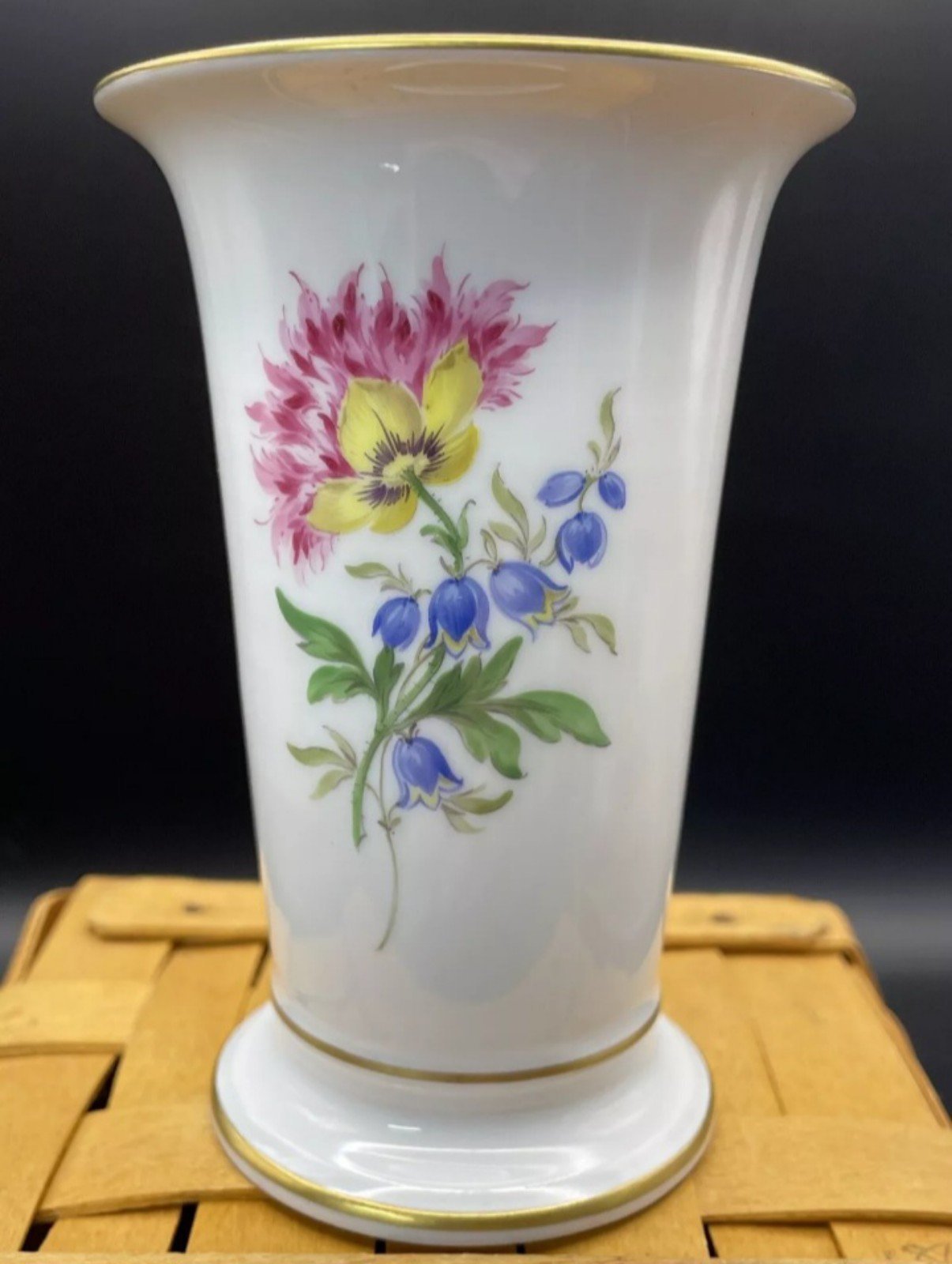 VINTAGE MEISSEN PORCELAIN VASE .