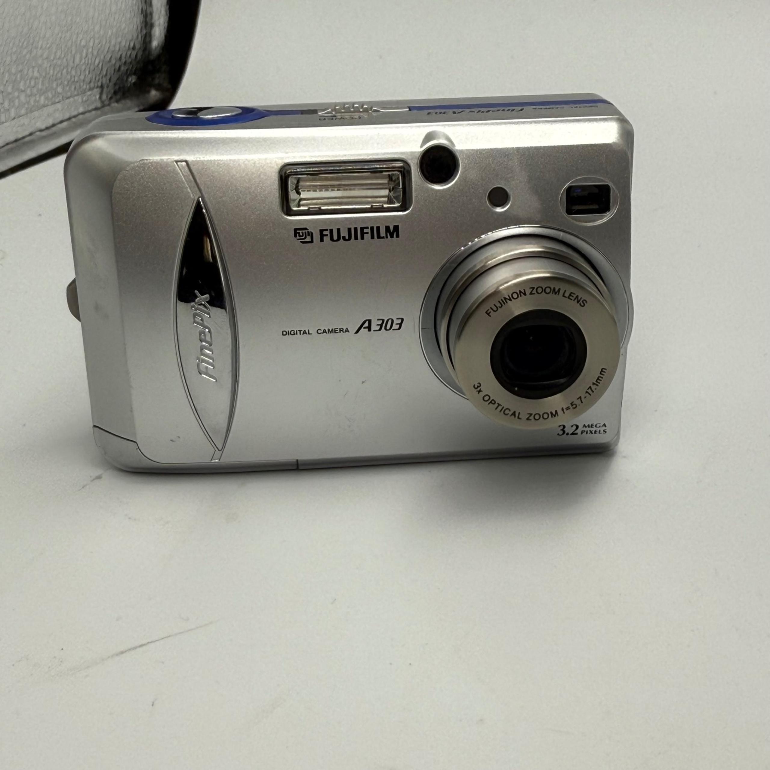 Fujifilm FinePix A303 Digital Camera 3.2MP 3x Optical Zoom Retro Vintage Tested