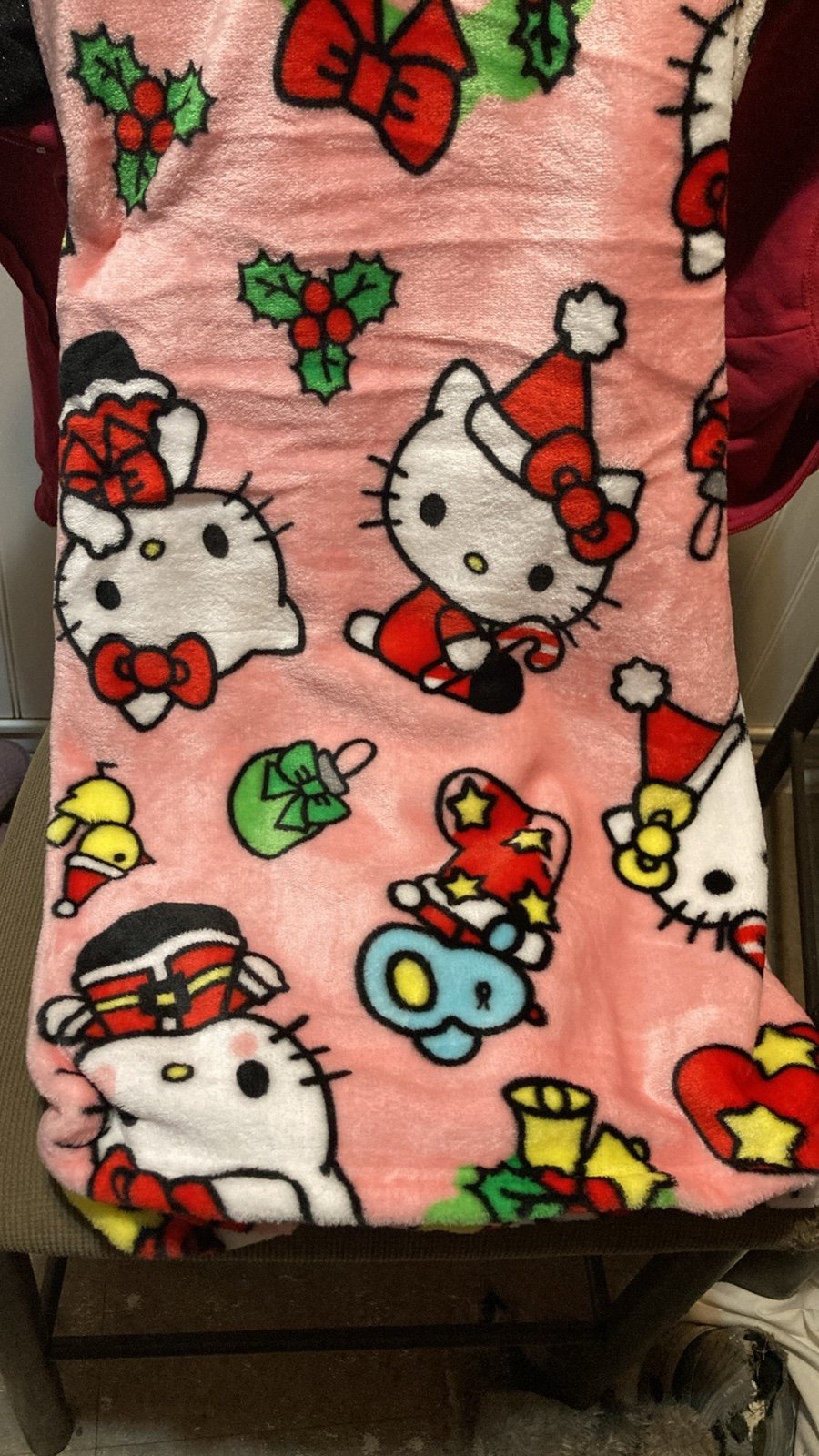Hello Kitty Christmas Warm Wreaths Pink Throw