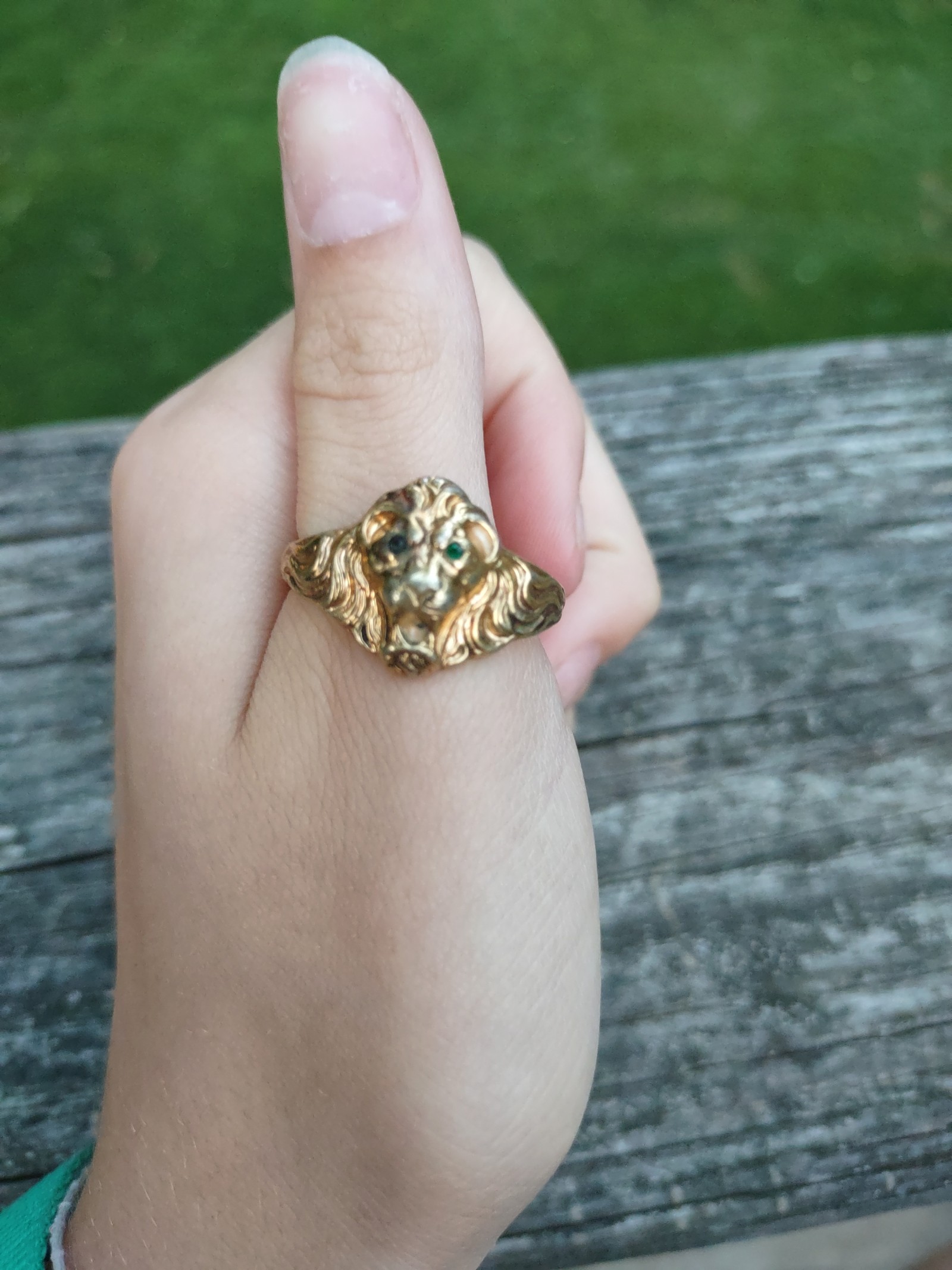 18kt antique gold lion ring