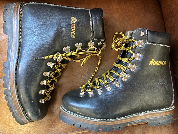 vintage black leather mountaineering hiking boots outdoor alpine Nordica Vibram