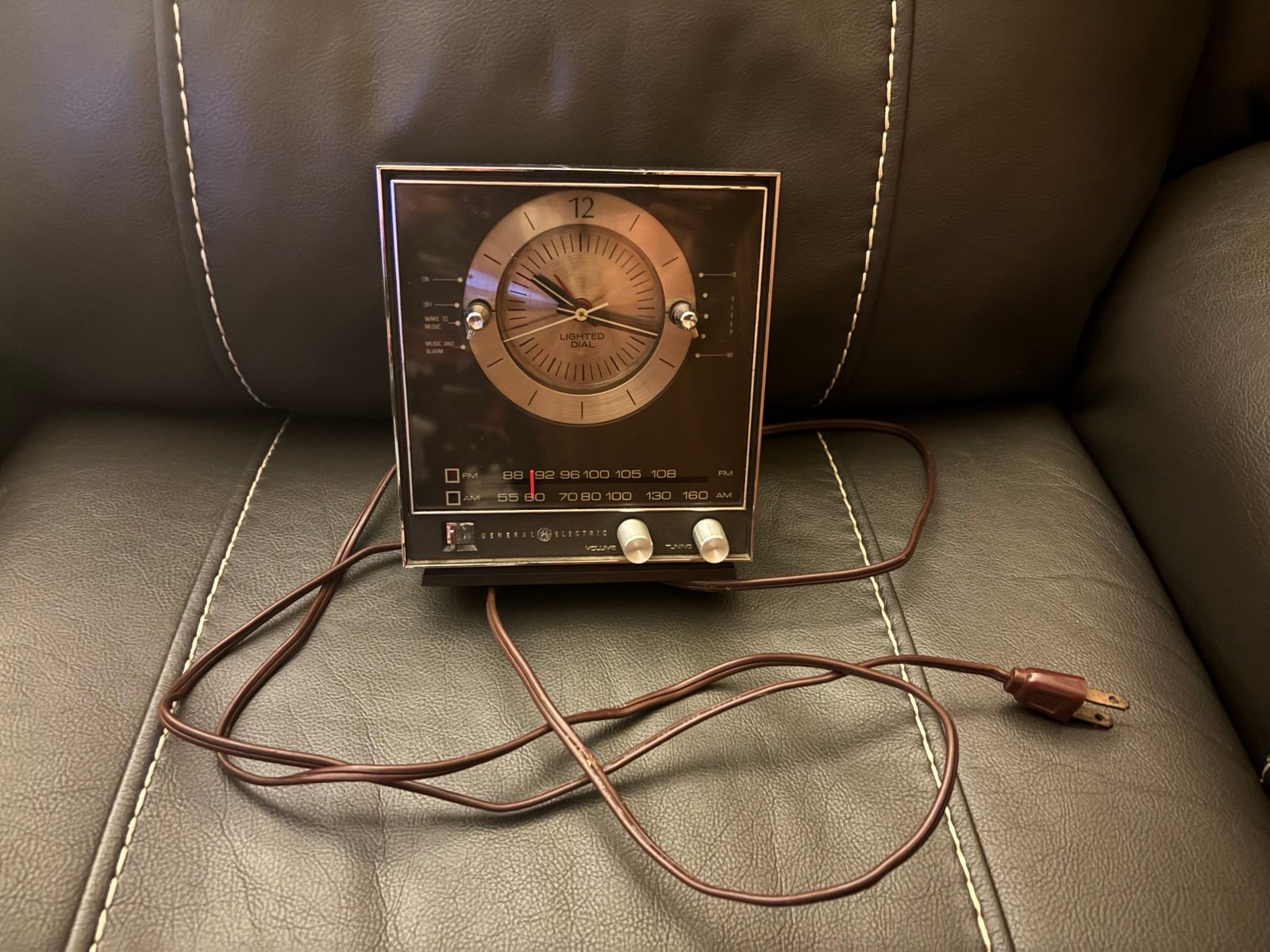 Vintage GE Clock Radio