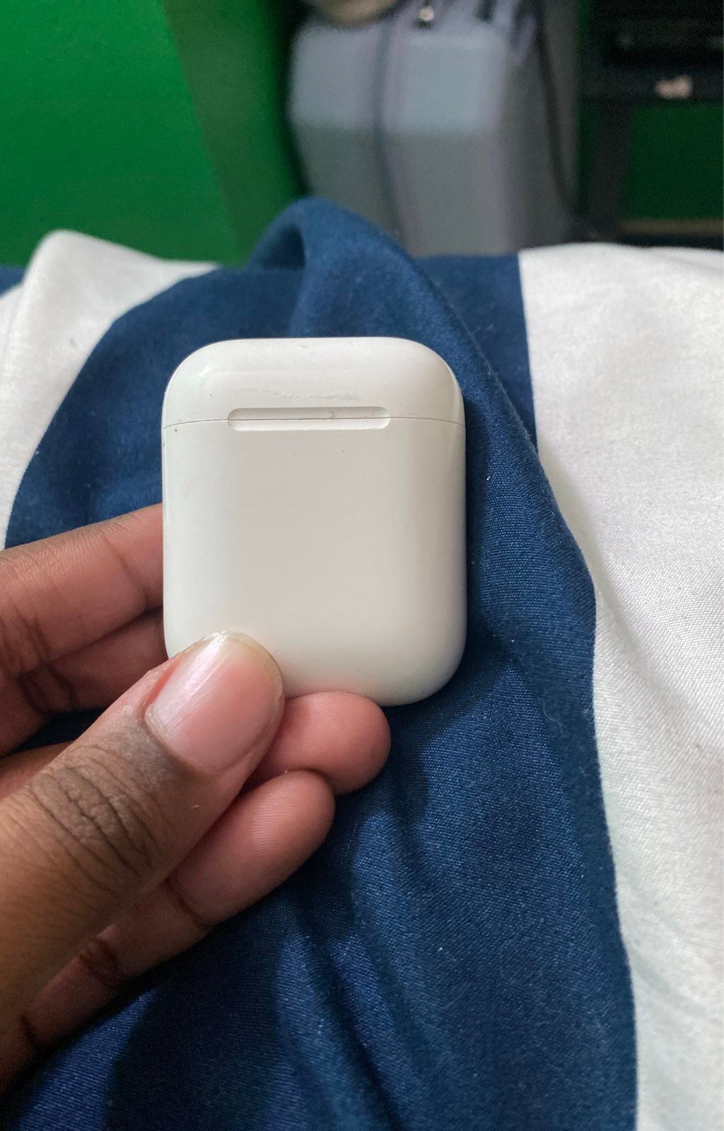 Apple AirPods with Charging Case (1st Generation)