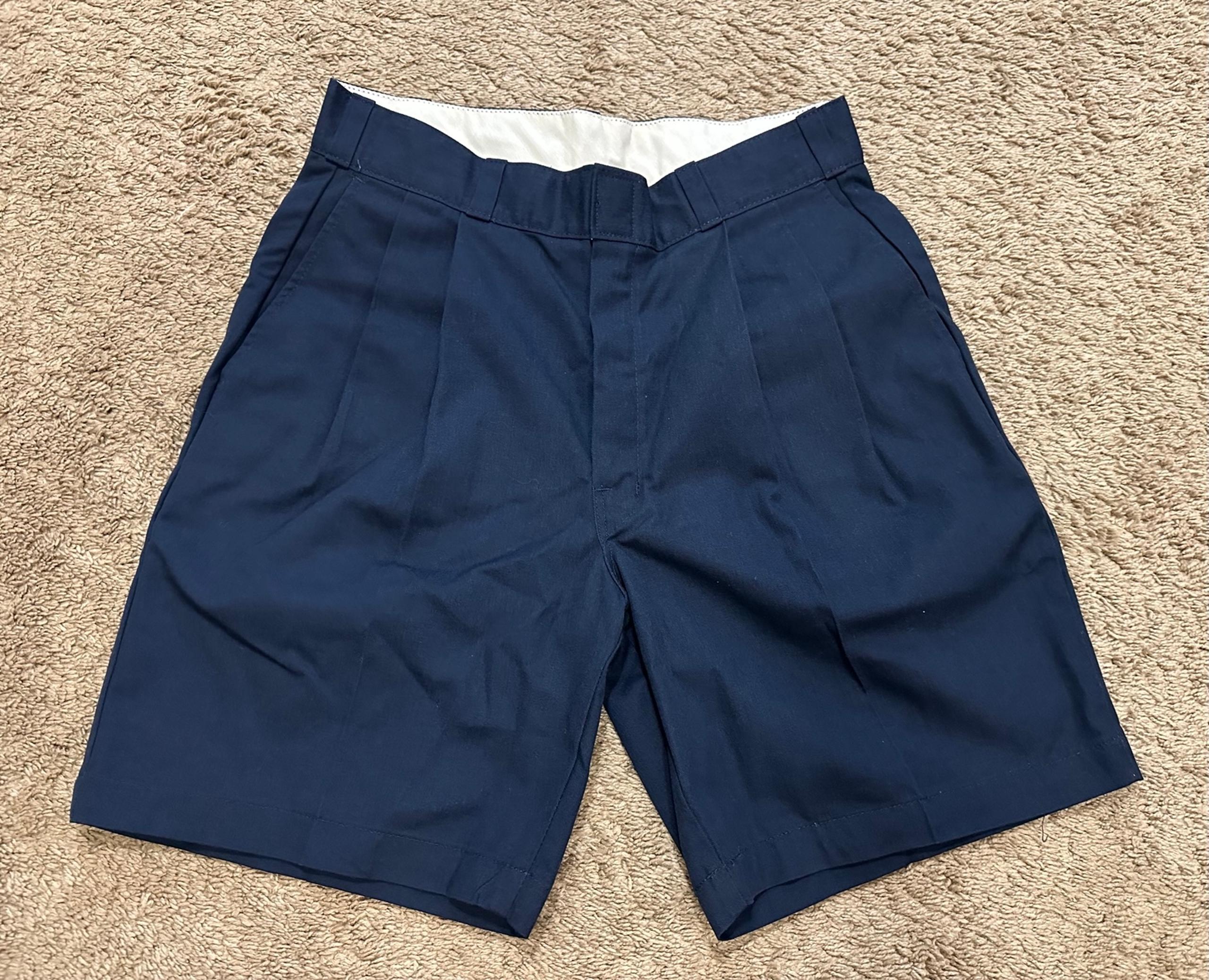 Dickies Unisex Navy Pleat Front Relaxed Fit Uniform Shorts, Size 32