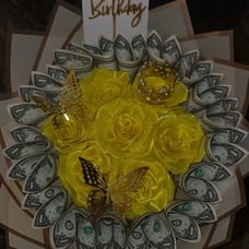 Yellow glitter roses qith 18 singles around