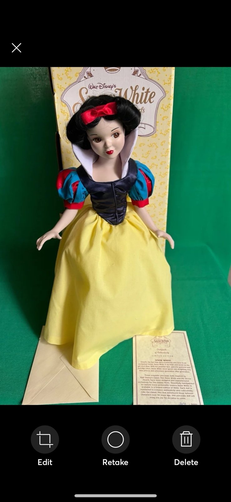 Disney store Porcelain Snow White doll 16” collectible certificate 2670/5000 com