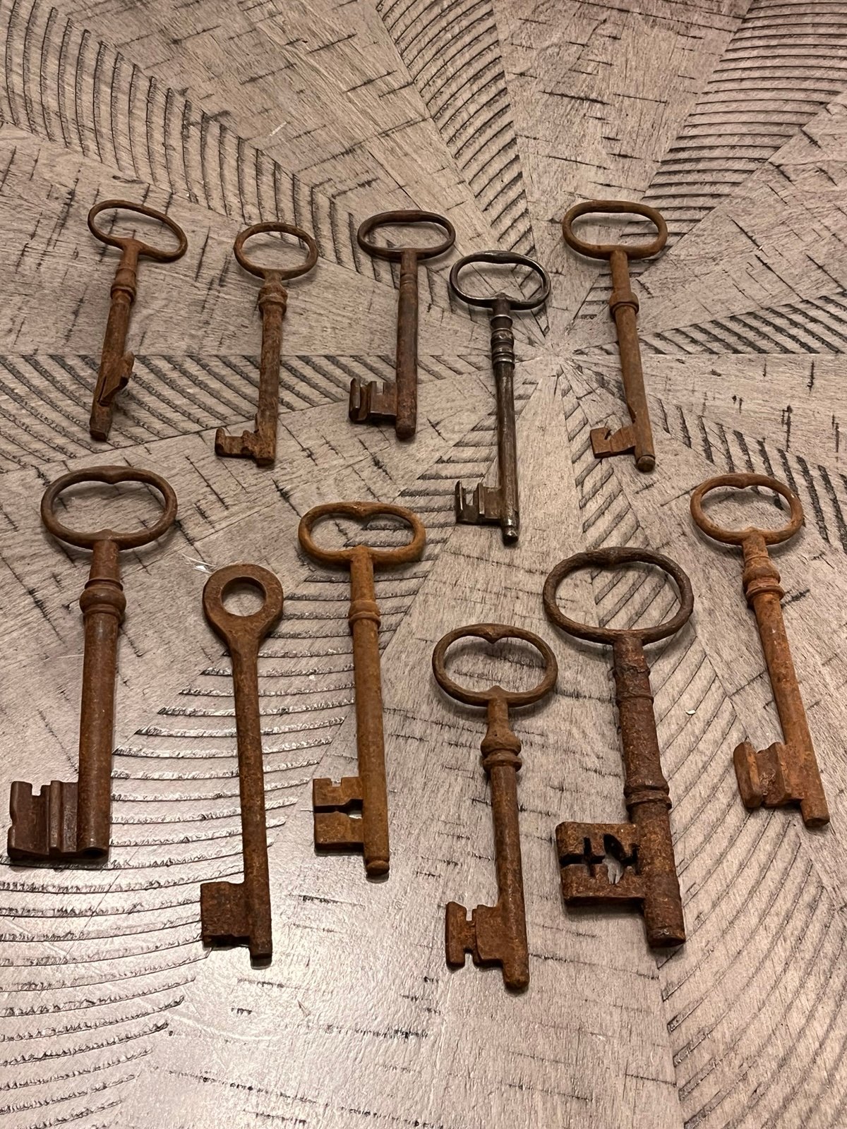 (11) antique rustic large key lot varied bitings skeleton keys 122923@