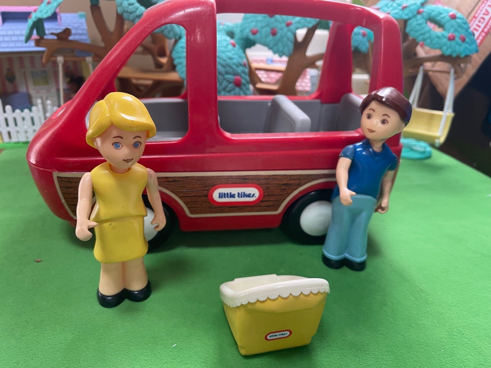Little Tikes family & vehicle set dollhouse vtg 1990s