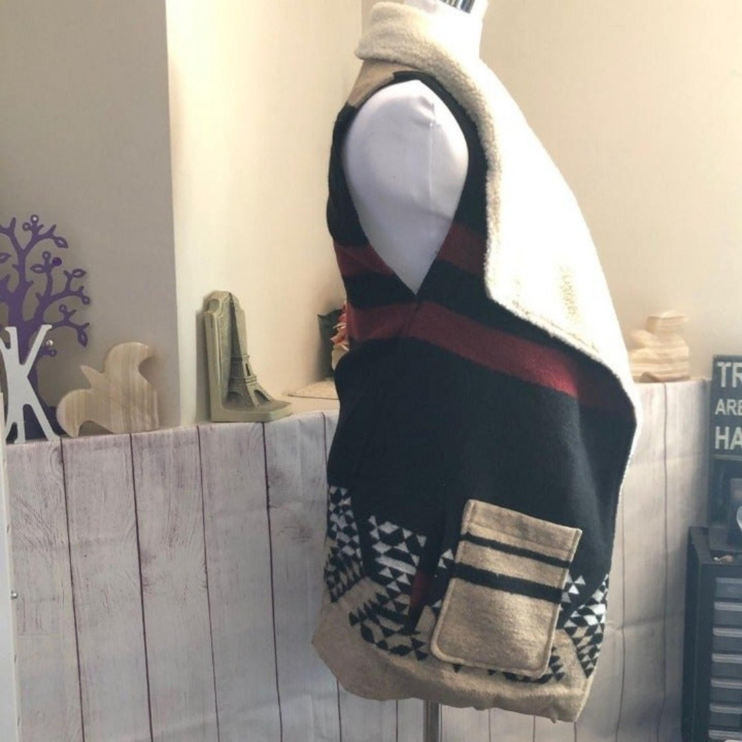 Me Jane sz S Open Style Black & Khaki Sherpa Vest