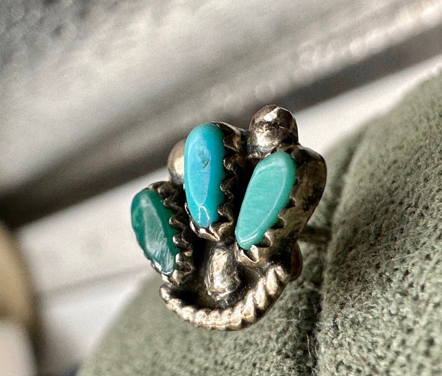 Vintage Sterling 3 stone Turquoise Paw print Men’s Single Native style earring