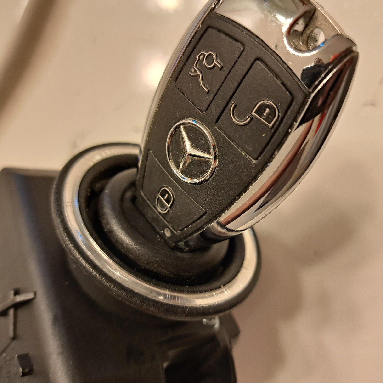 2004-06 Mercedes-Benz c320 Ignition switch module with key