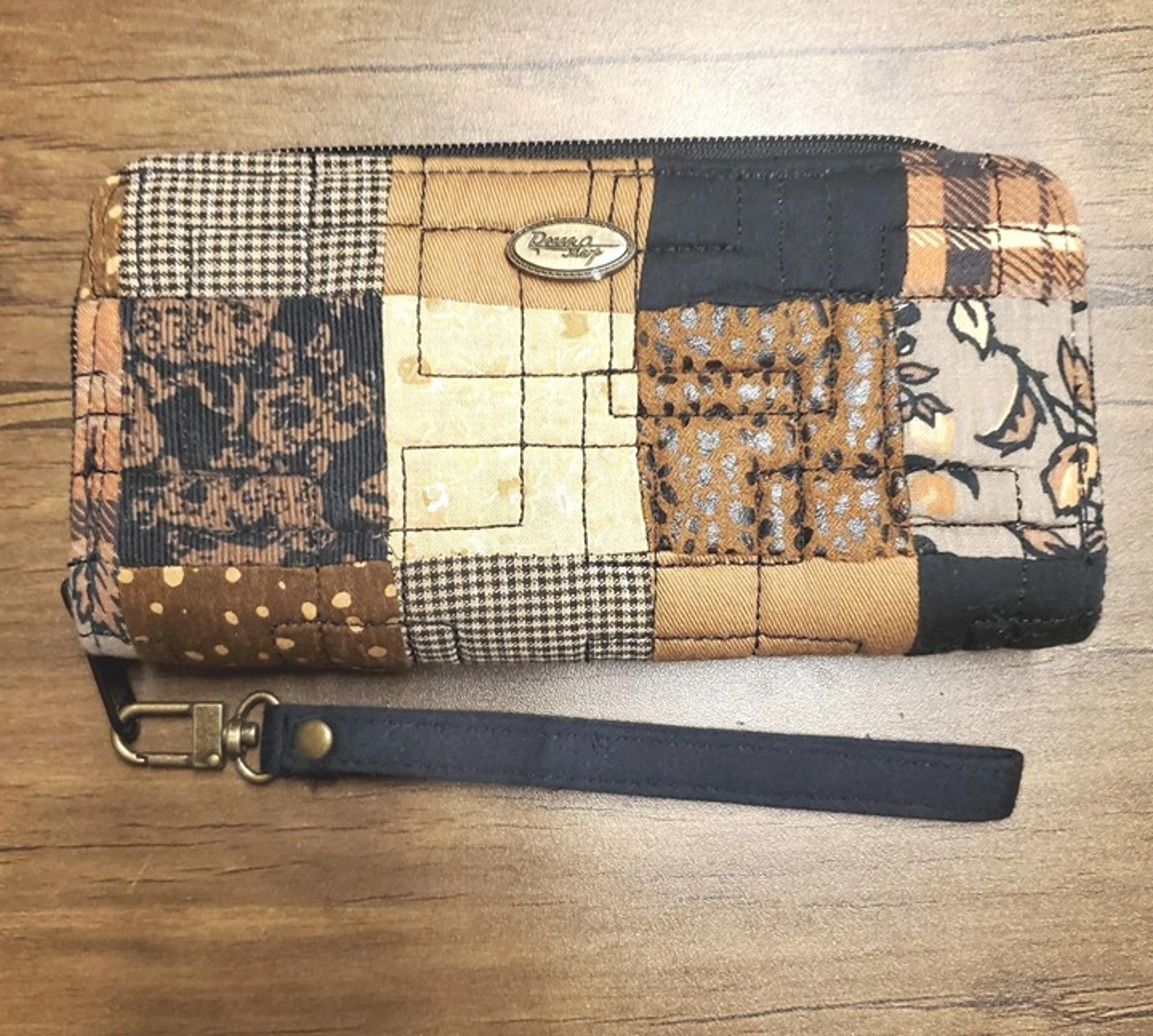 Donna Sharp Quilted Patchwork Zip Wallet Womens Brown/Black