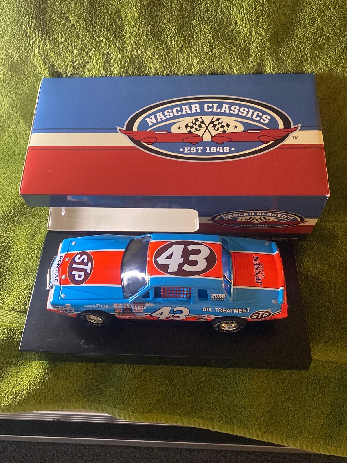 Nascar Richard Petty STP Firecracker 400 200th Win 1.24 Scale Diecast