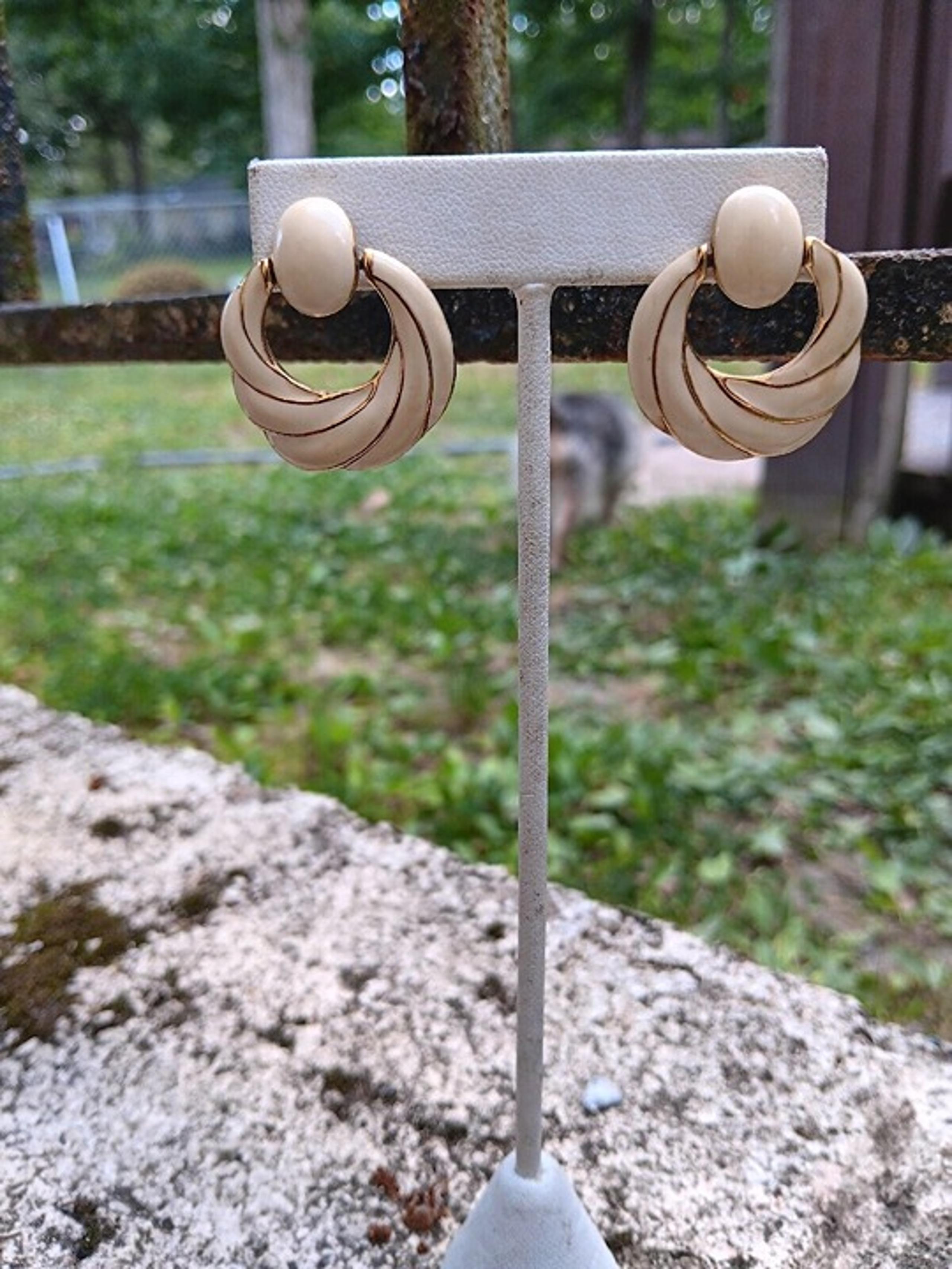 Vintage Napier Cream and Gold Earrings