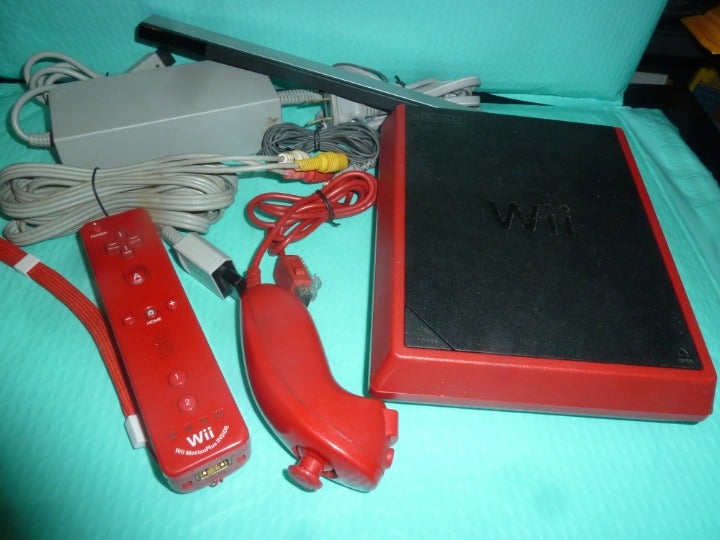 Nintendo Wii mini COMPLETE WITH 1 DAME LIKE NEW UNUSED VERY RARE