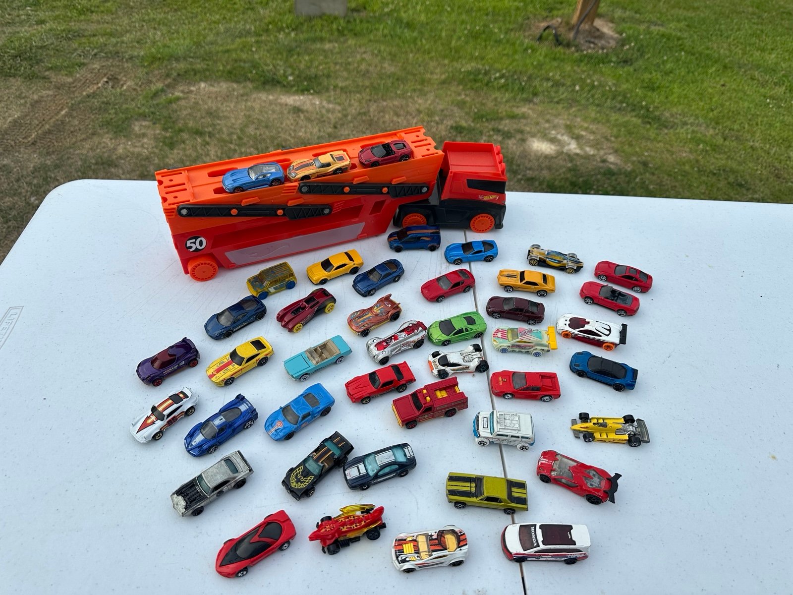 Hot Wheels Cargo Trailer with 43 cars