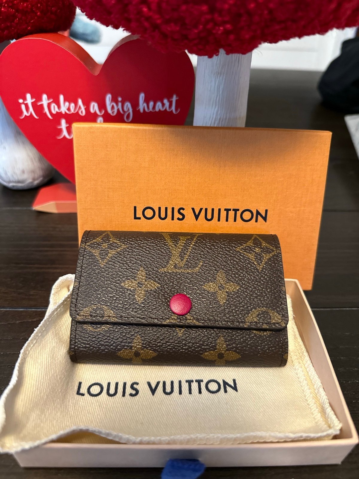 Authentic Louis Vuitton MULTICLES 6 rings Keyholder mono in fuschia