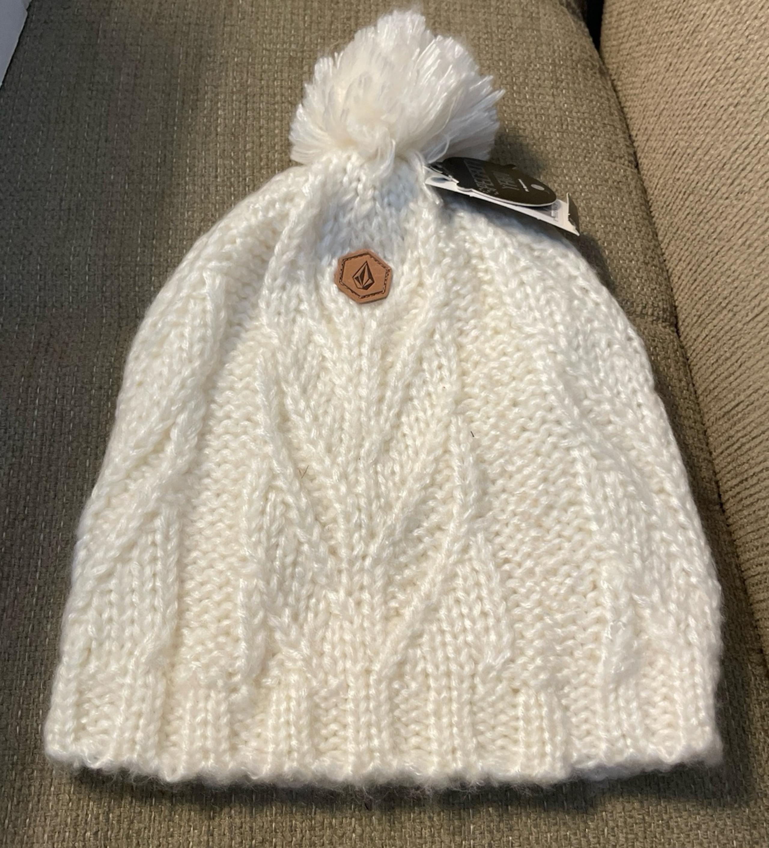 Volcom leaf Beanie white specialty yarn