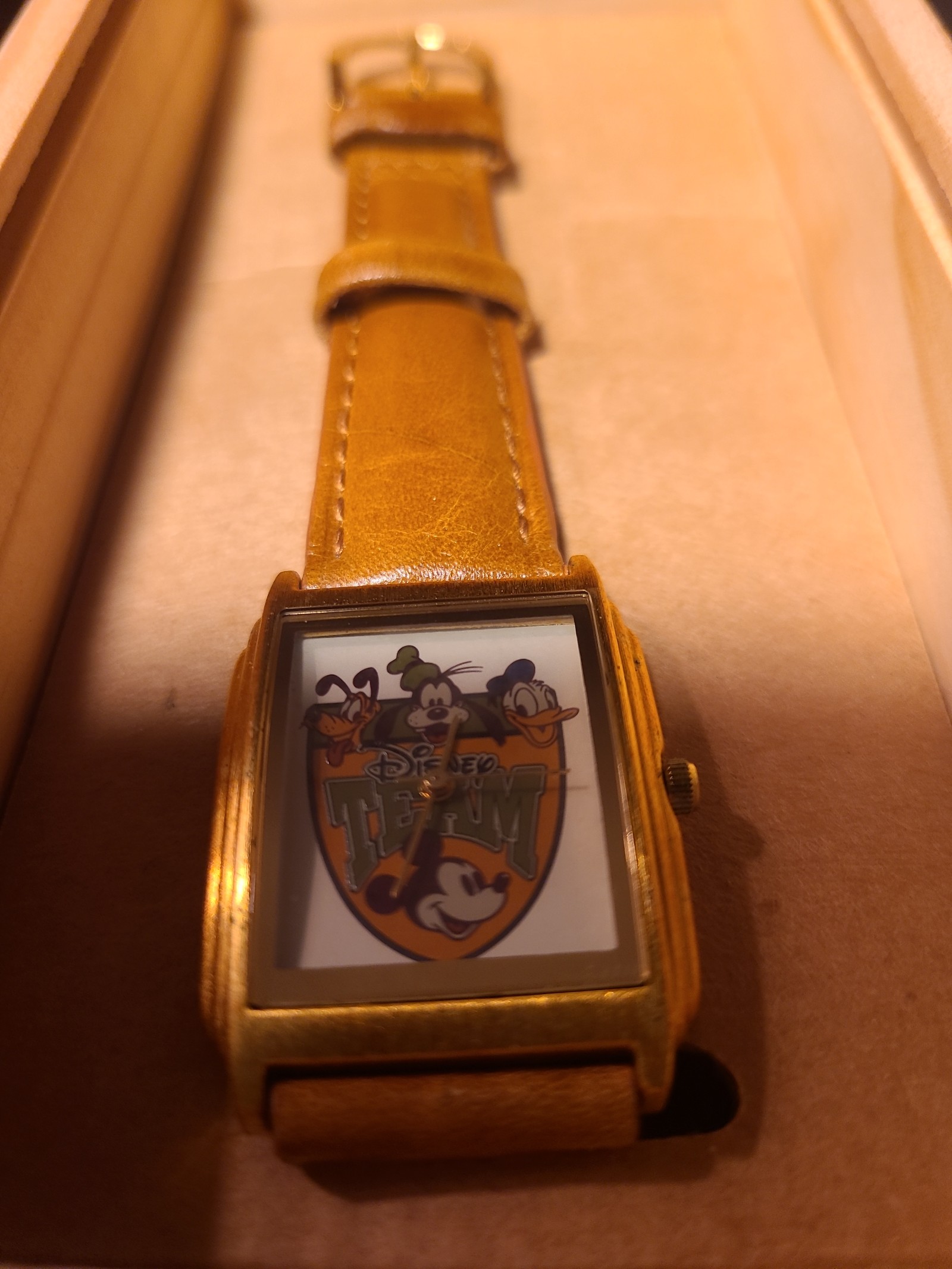 HTF Disney Cast Member Limited Edition Watch Mint Condition in Original Wood Box