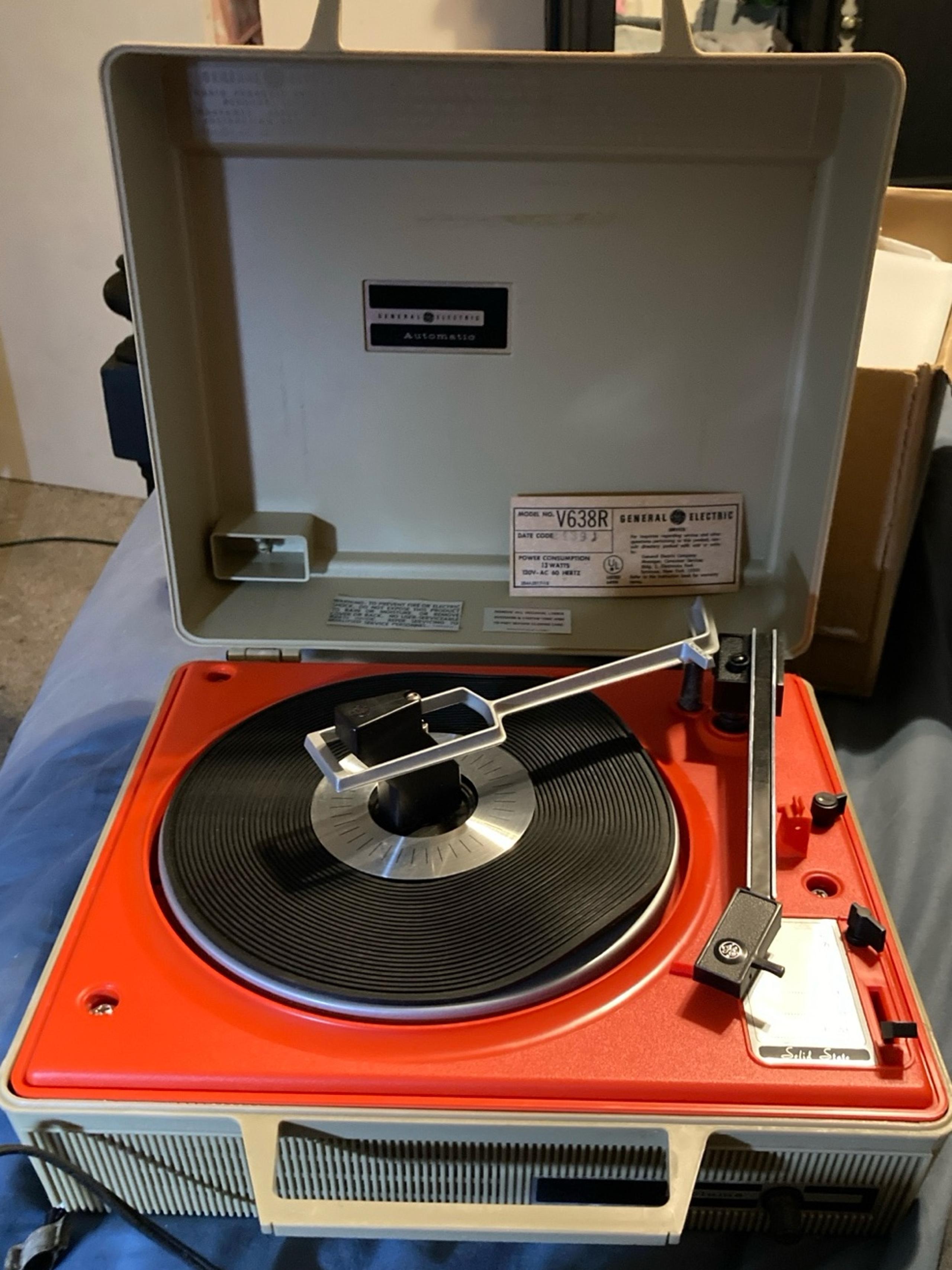 VINTAGE GE V638H Portable Record Player