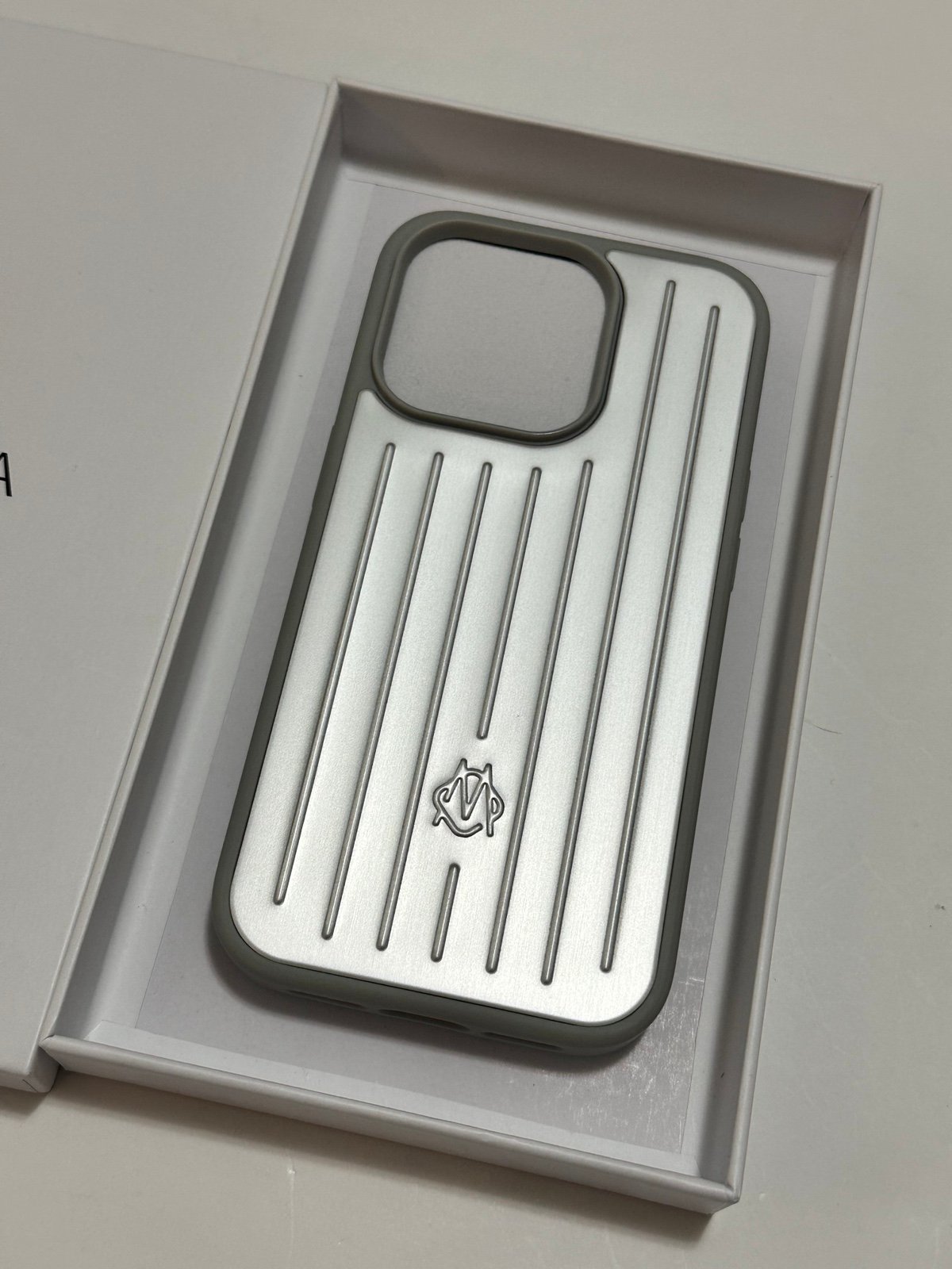 RIMOWA iPhone 14 Pro用ケース シルバー