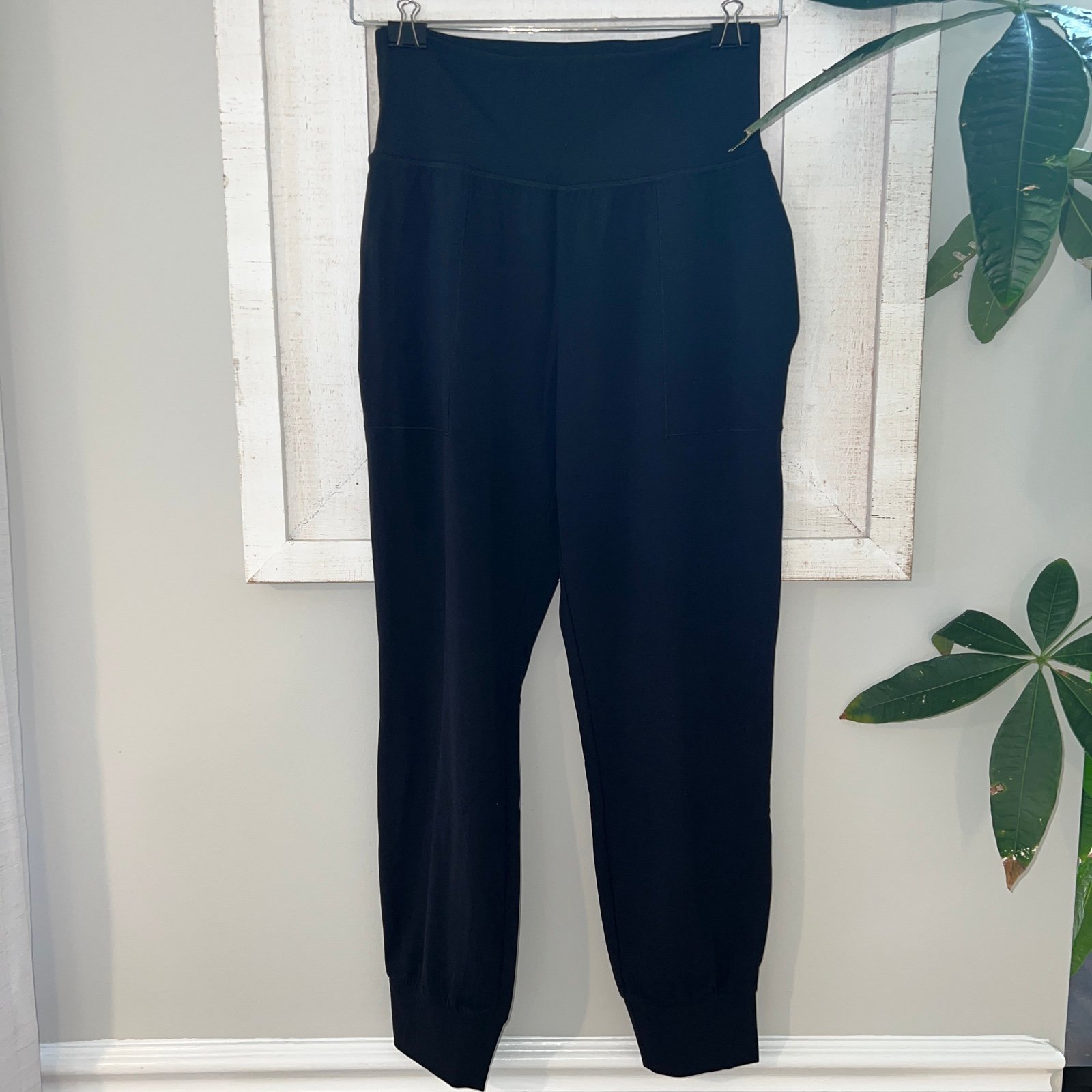 Athleta Salutation Jogger S black