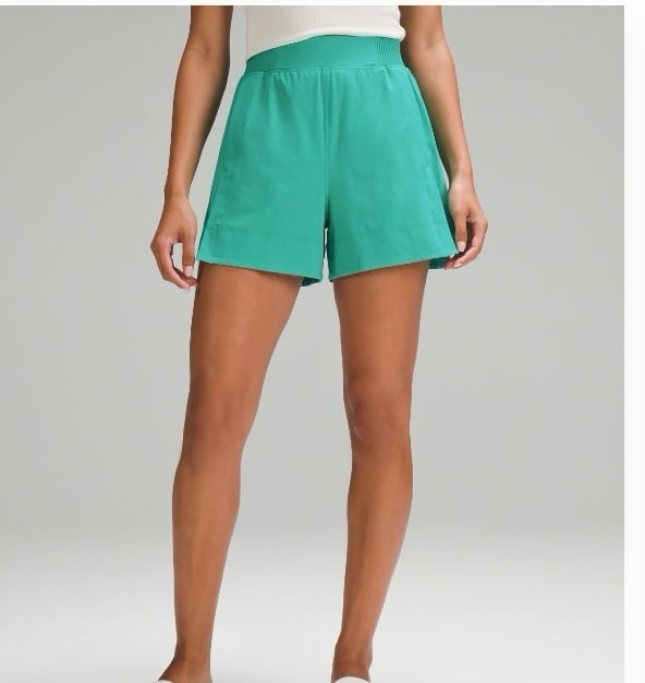 Lululemon stretch woven relaxed fit high rise short 4”