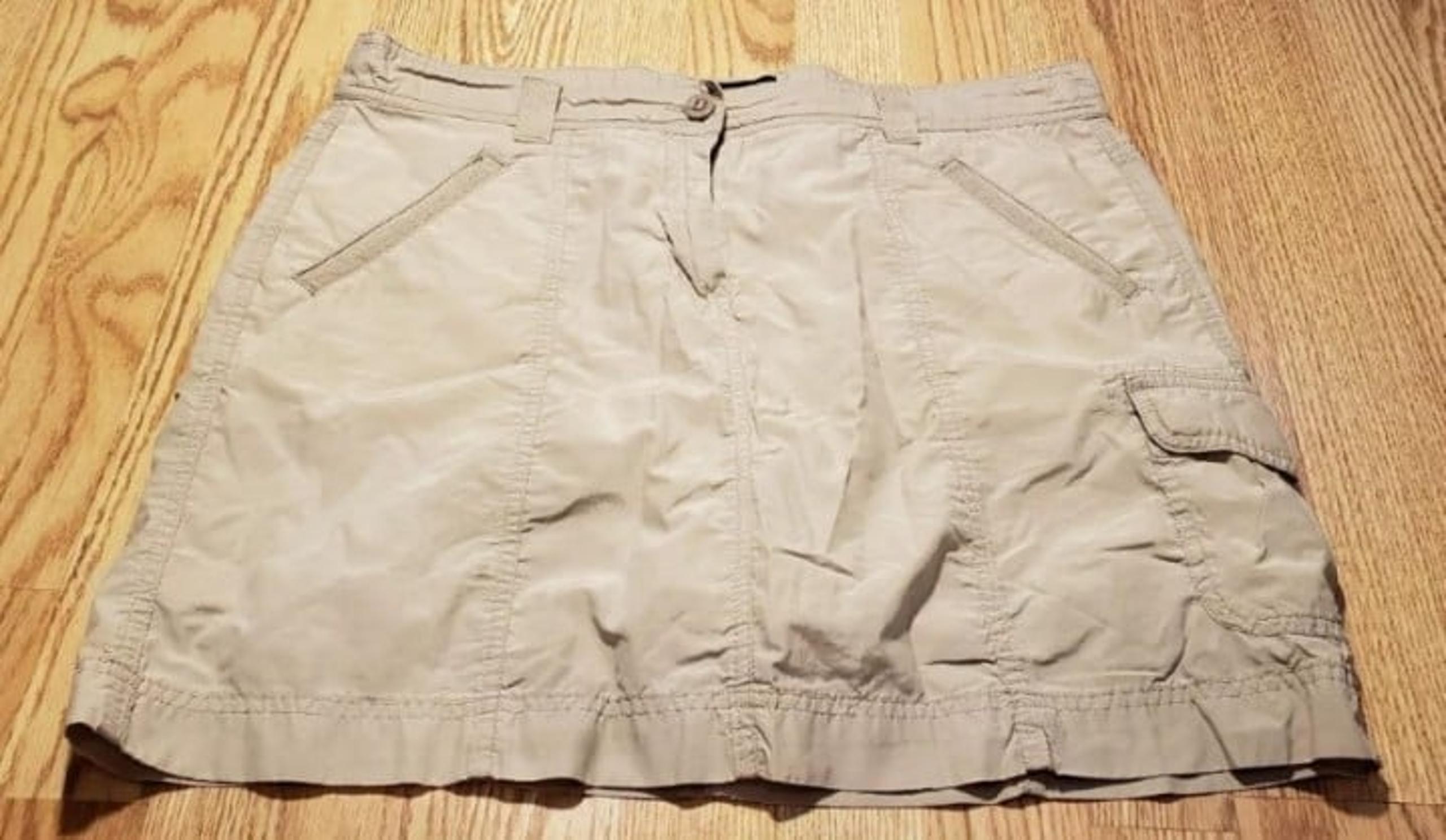 Lands End Women's Skort Skirt
Size: 12
Pockets
