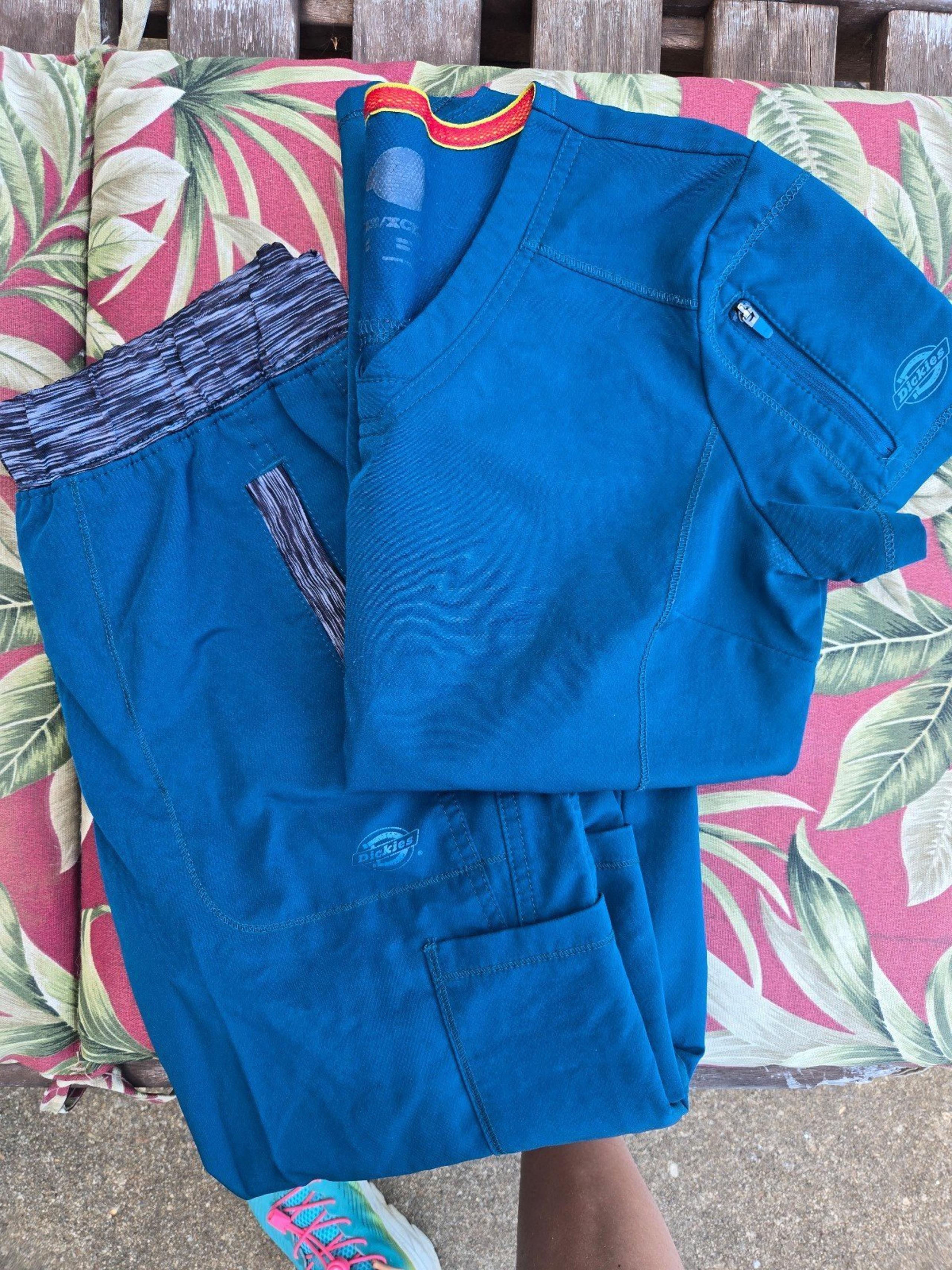 Dickies Dynamics scrub set Caribbean blue small petite jogger XS top