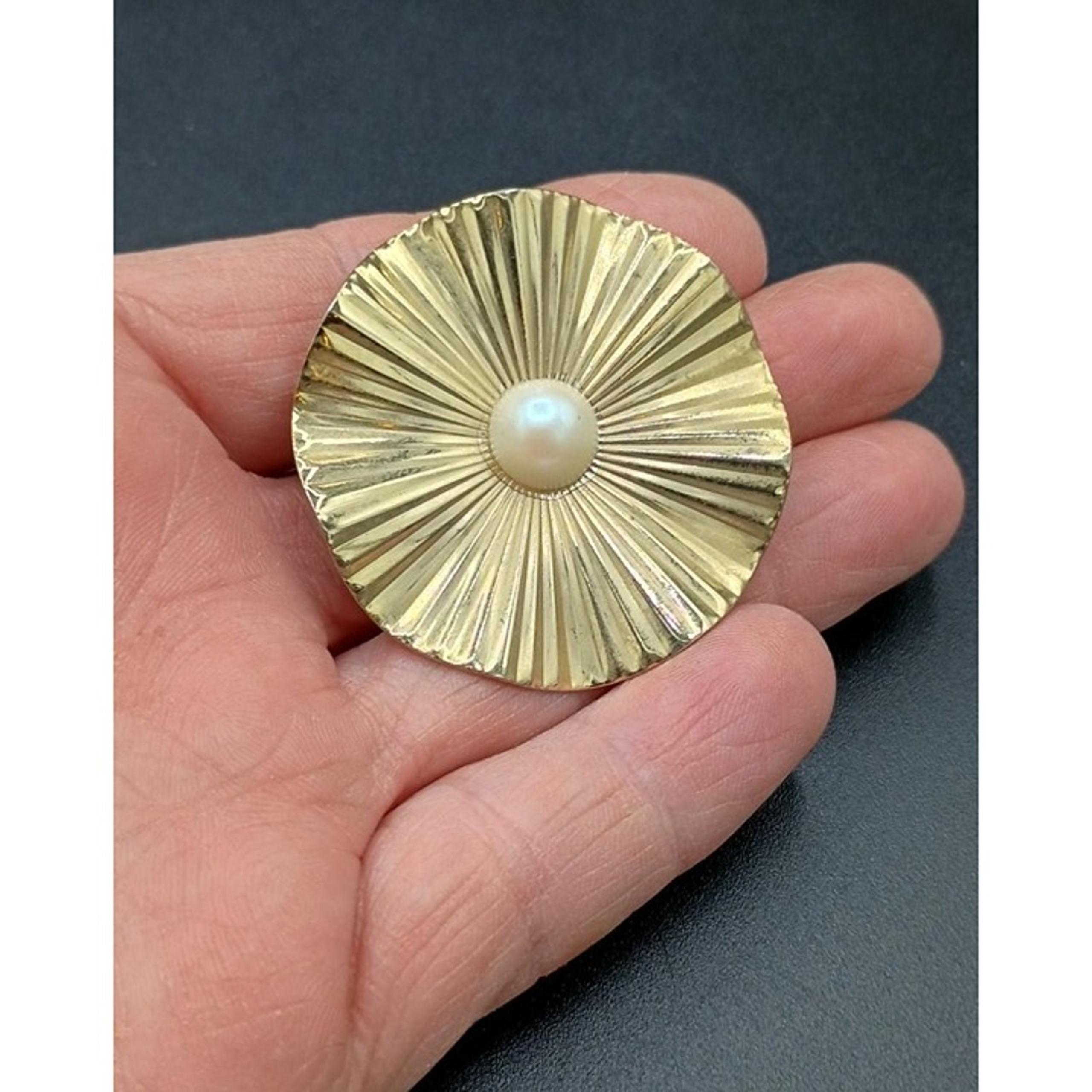 Vintage Mid Century Modern Gold-Tone Ruffled Scarf Lapel Clip Faux Pearl Flower