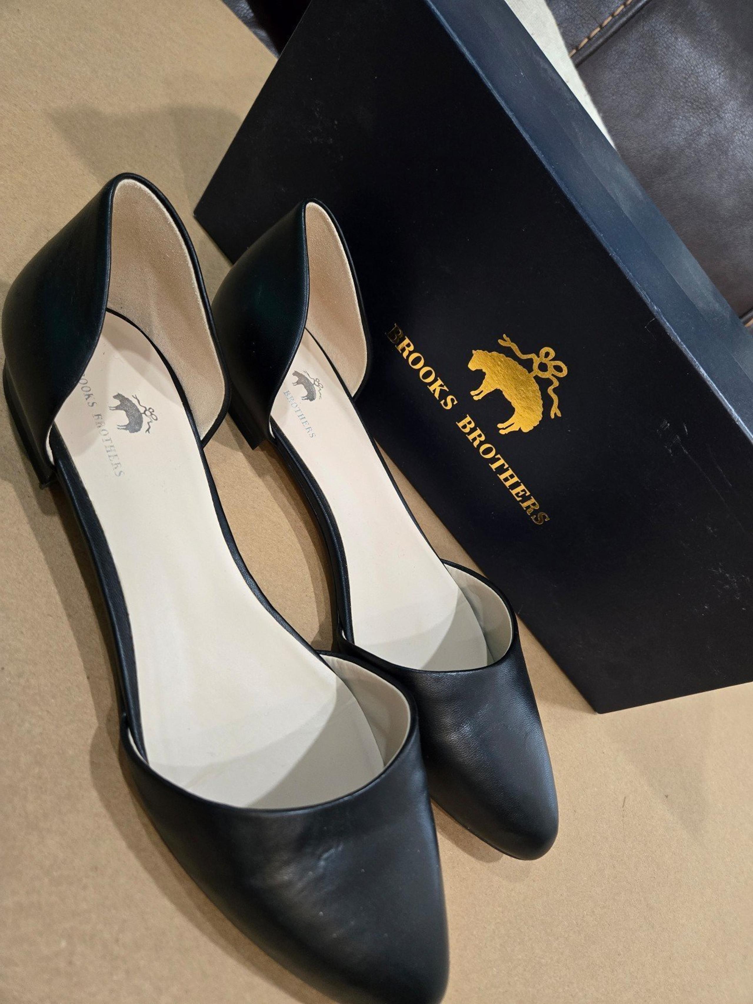 Brooks brothers black flat pumps size 8