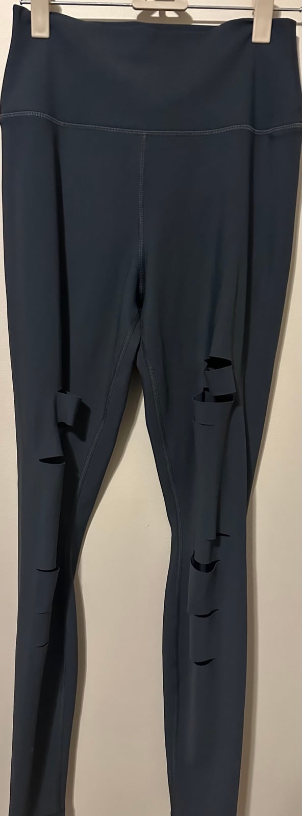 Alo Yoga Women's High Dark Grey Waisted Ripped Warrior Legging Sz Med.