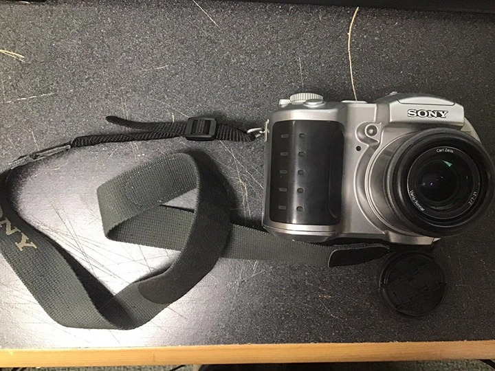 Sony Digital Still Camera CD Mavica MPeg Movie HQX Carl Zeiss Vario-Sonner