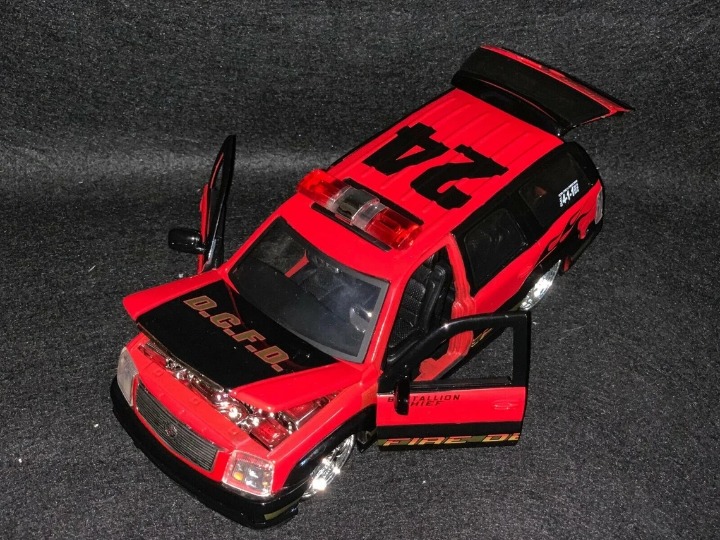 2002 Cadillac Escalade Fire Chief D.C.F.D. 1/24 Scale Diecast Model by Jada