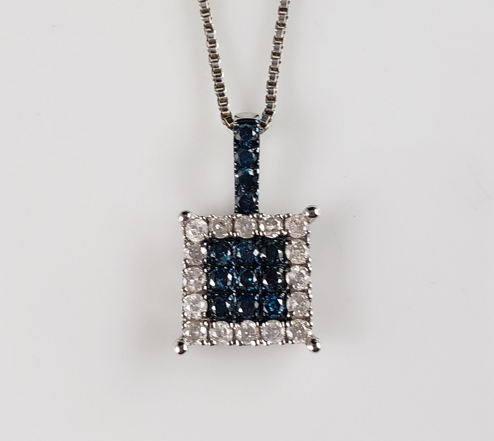 Beautiful Natural Diamond 10KT Necklace