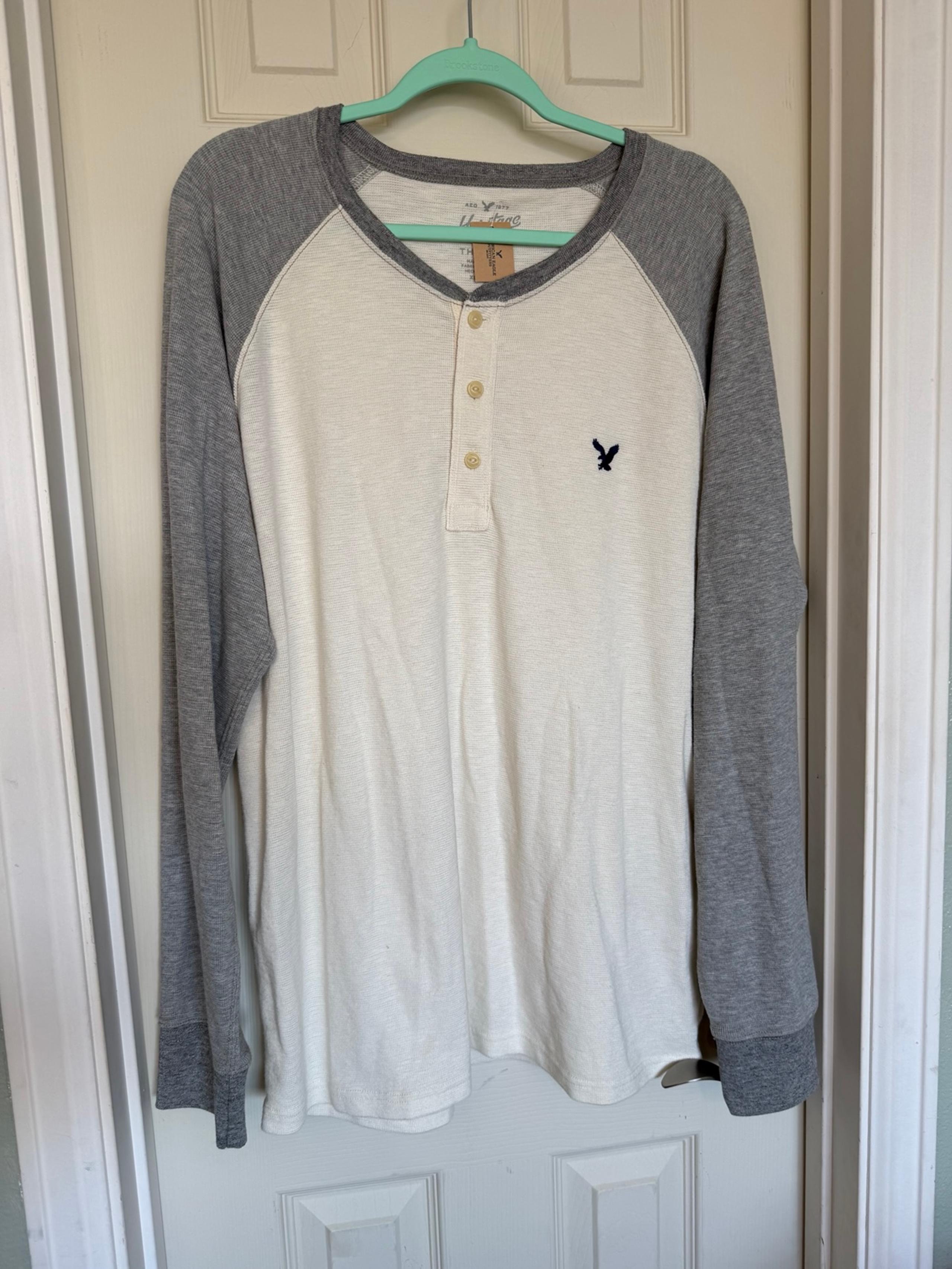 NWT American Eagle Men’s XL Gray and White Henley Shirt